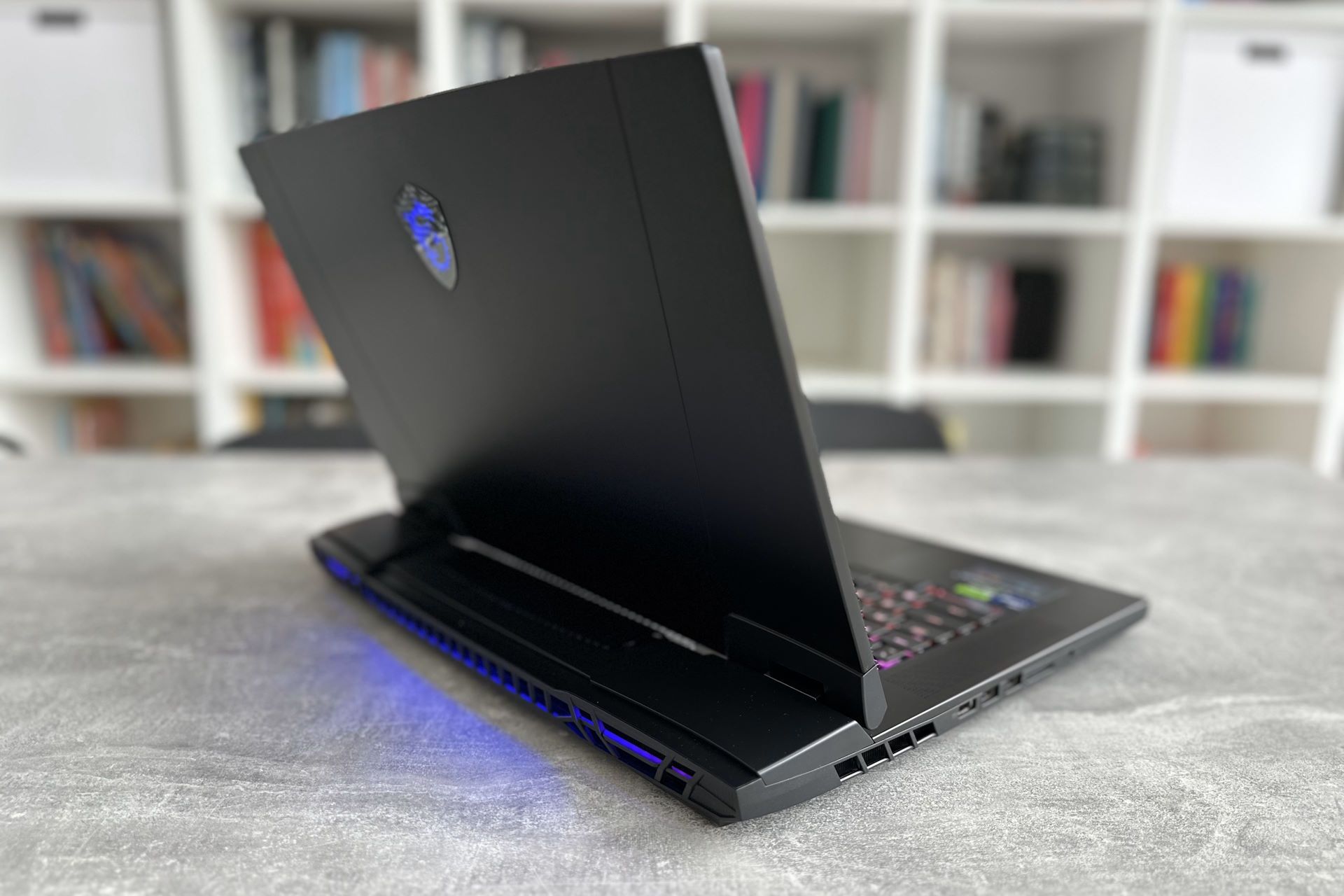 MSI Titan GT77 HX 13V - pokrywa