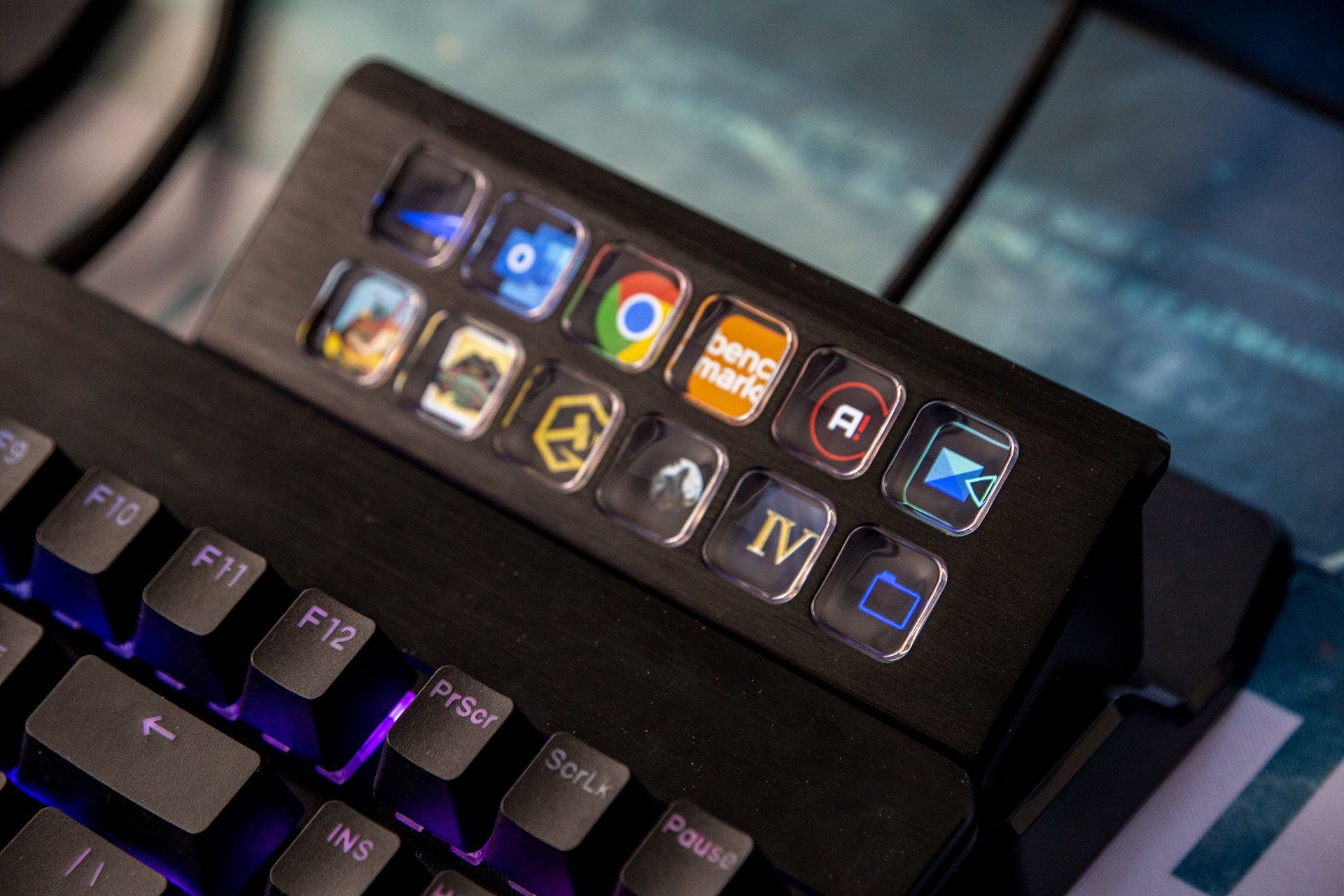 Mountain DisplayPad obok klawiatury