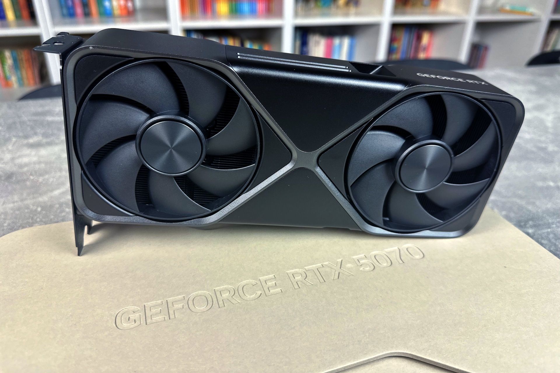 NVIDIA GeForce RTX 5070 Founders Edition - na kartonie