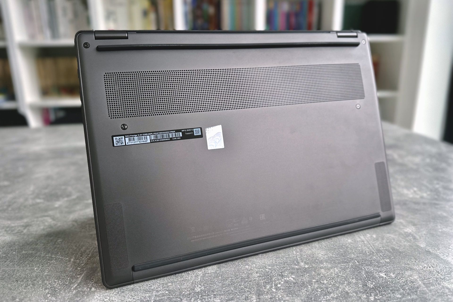 MSI Prestige 14 AI+ - od spodu