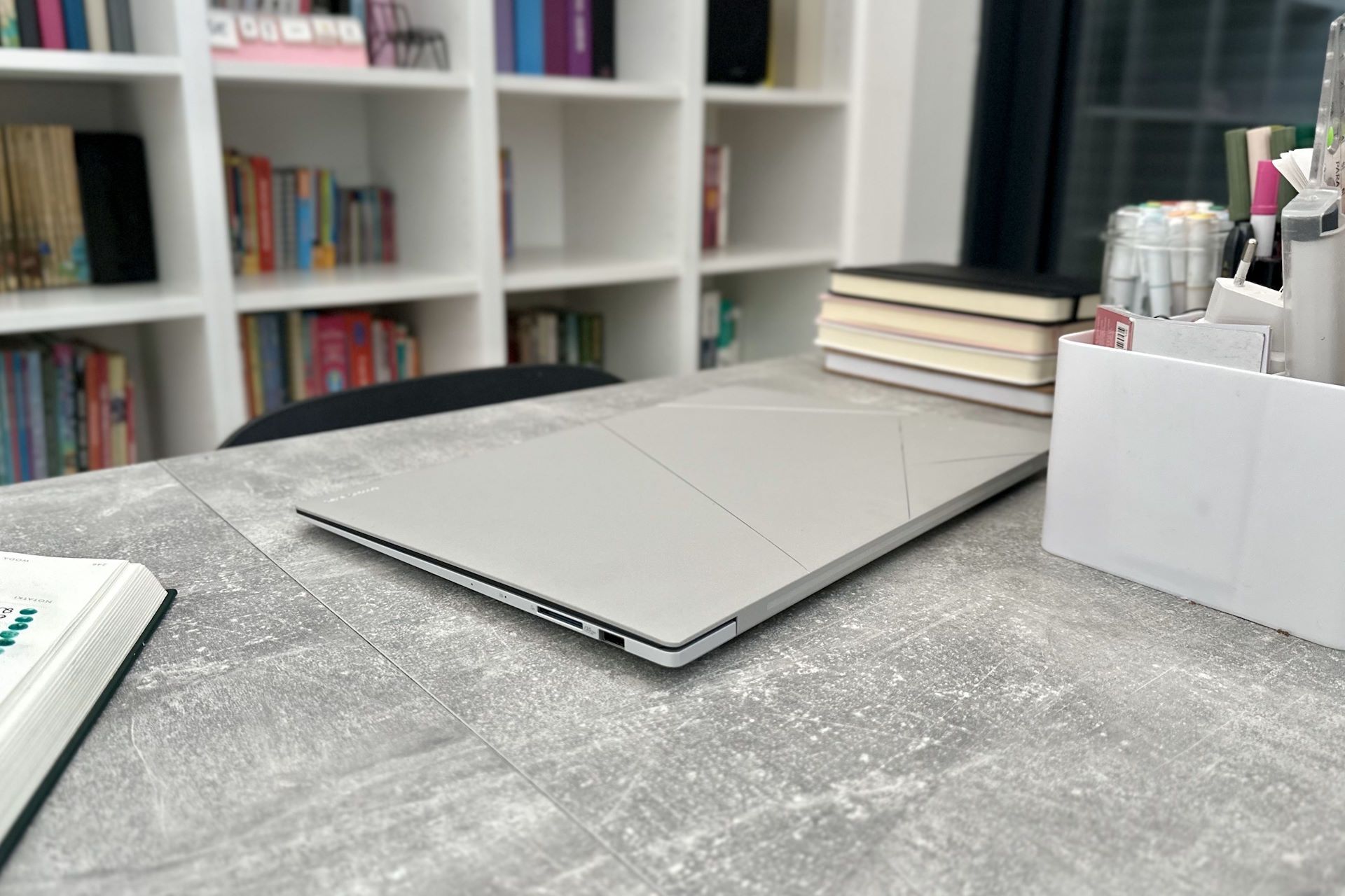 ASUS Zenbook S 16 UM5606 - zamknięta pokrywa