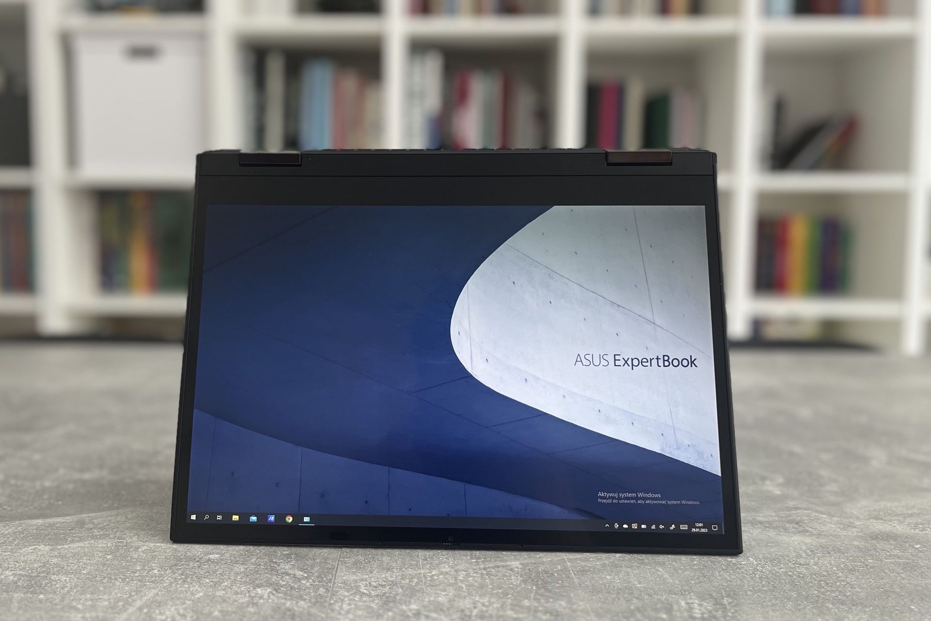 ASUS ExpertBook B7 Flip - otworzony o 270*
