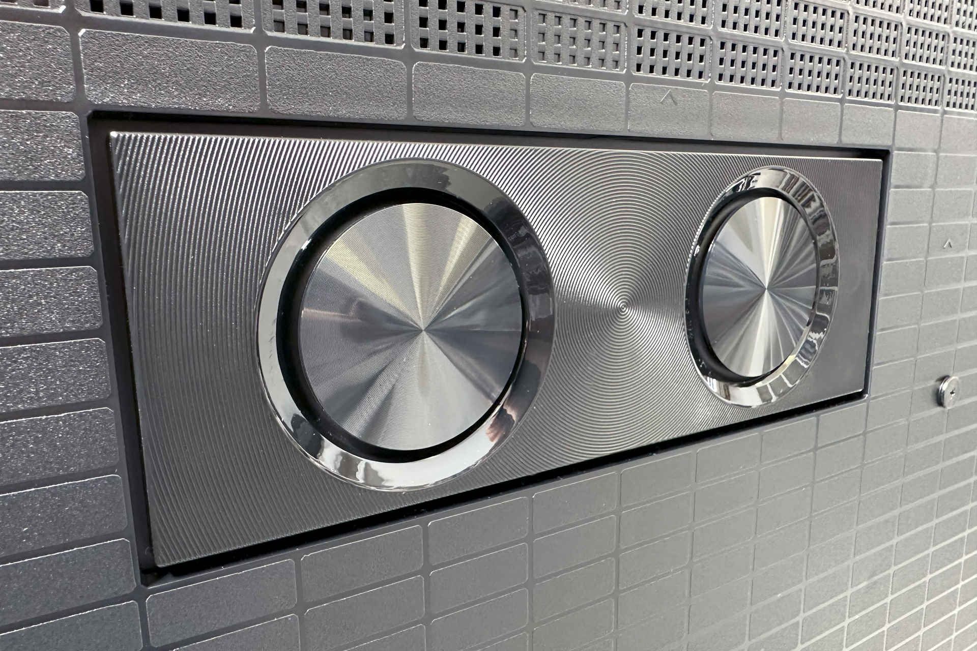Hisense MiniLED U8Q - subwoofer