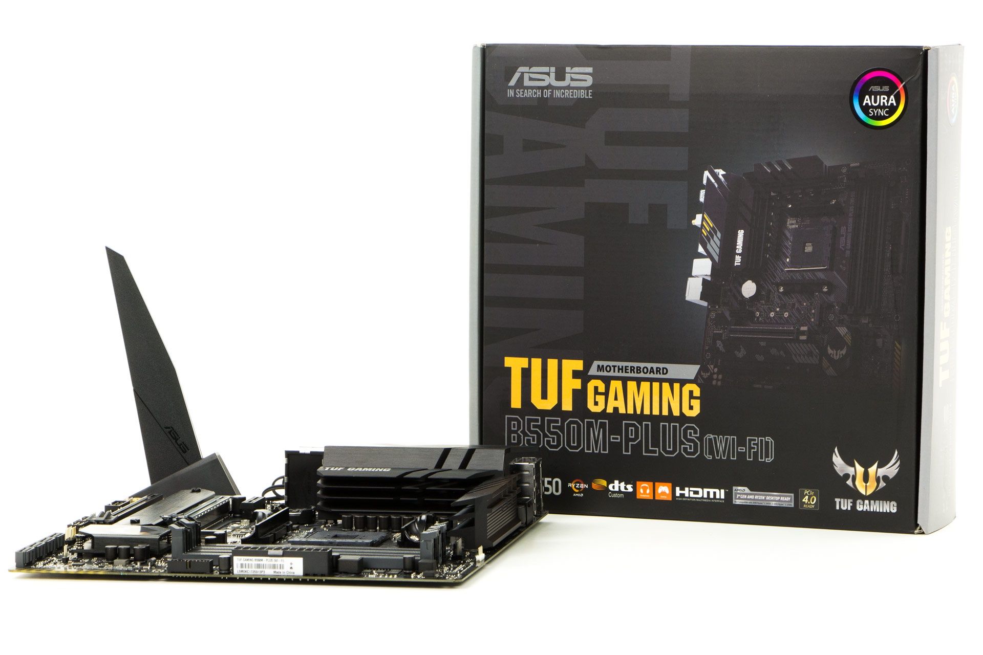 ASUS TUF Gaming B550M-Plus (Wi-Fi) obok pudełka