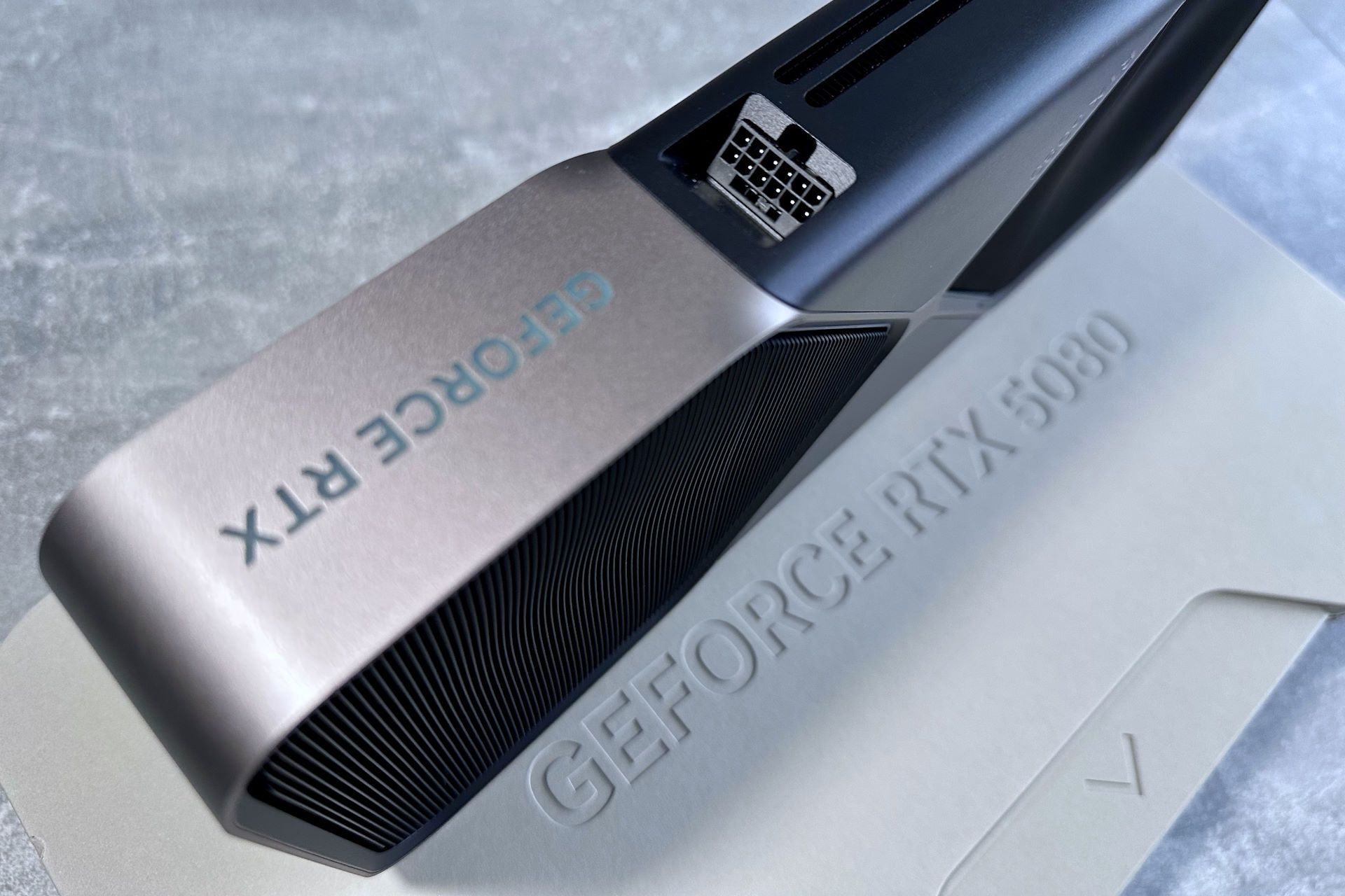 NVIDIA GeForce RTX 5080 Founders Edition - zasilanie