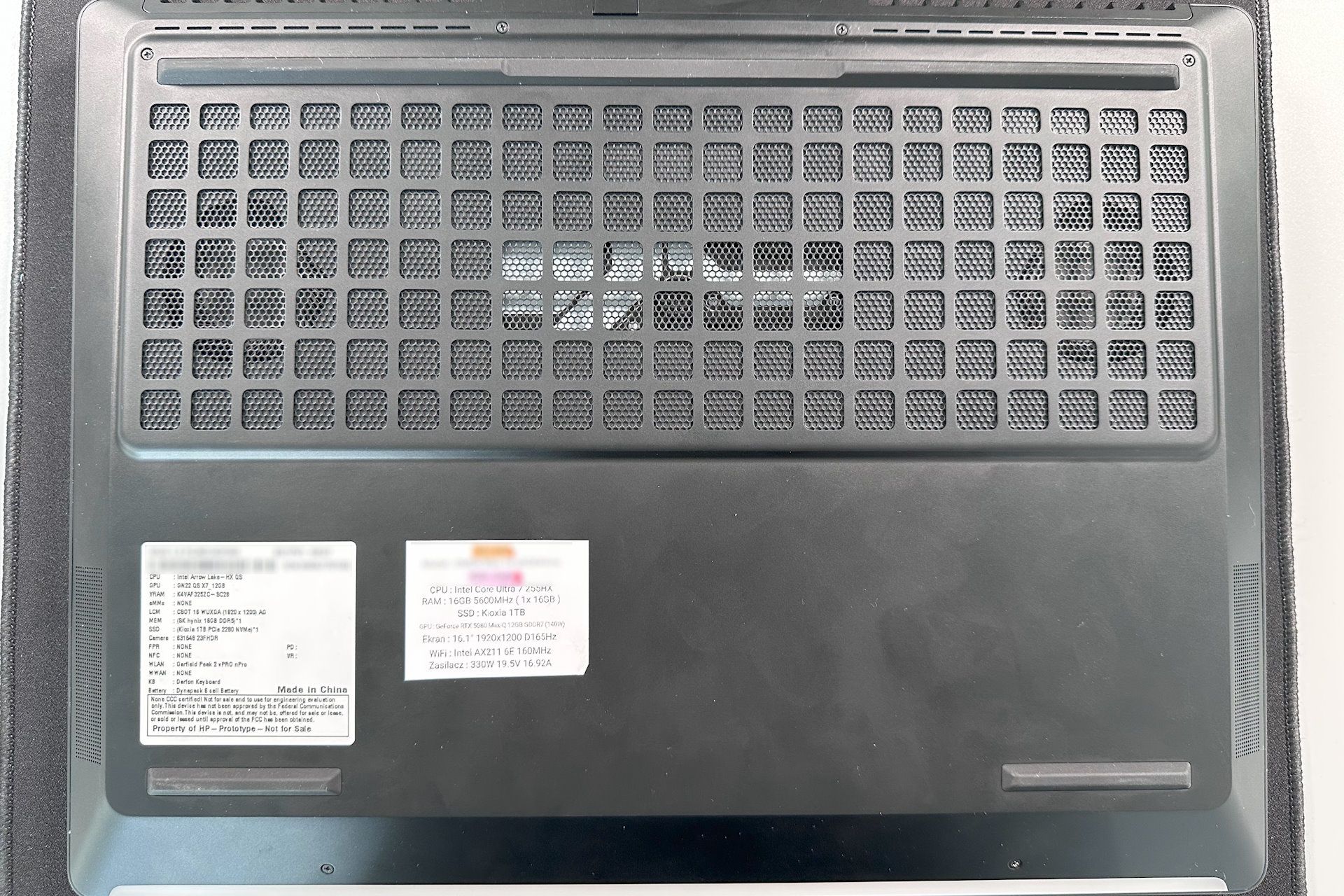 OMEN MAX 16 - od spodu