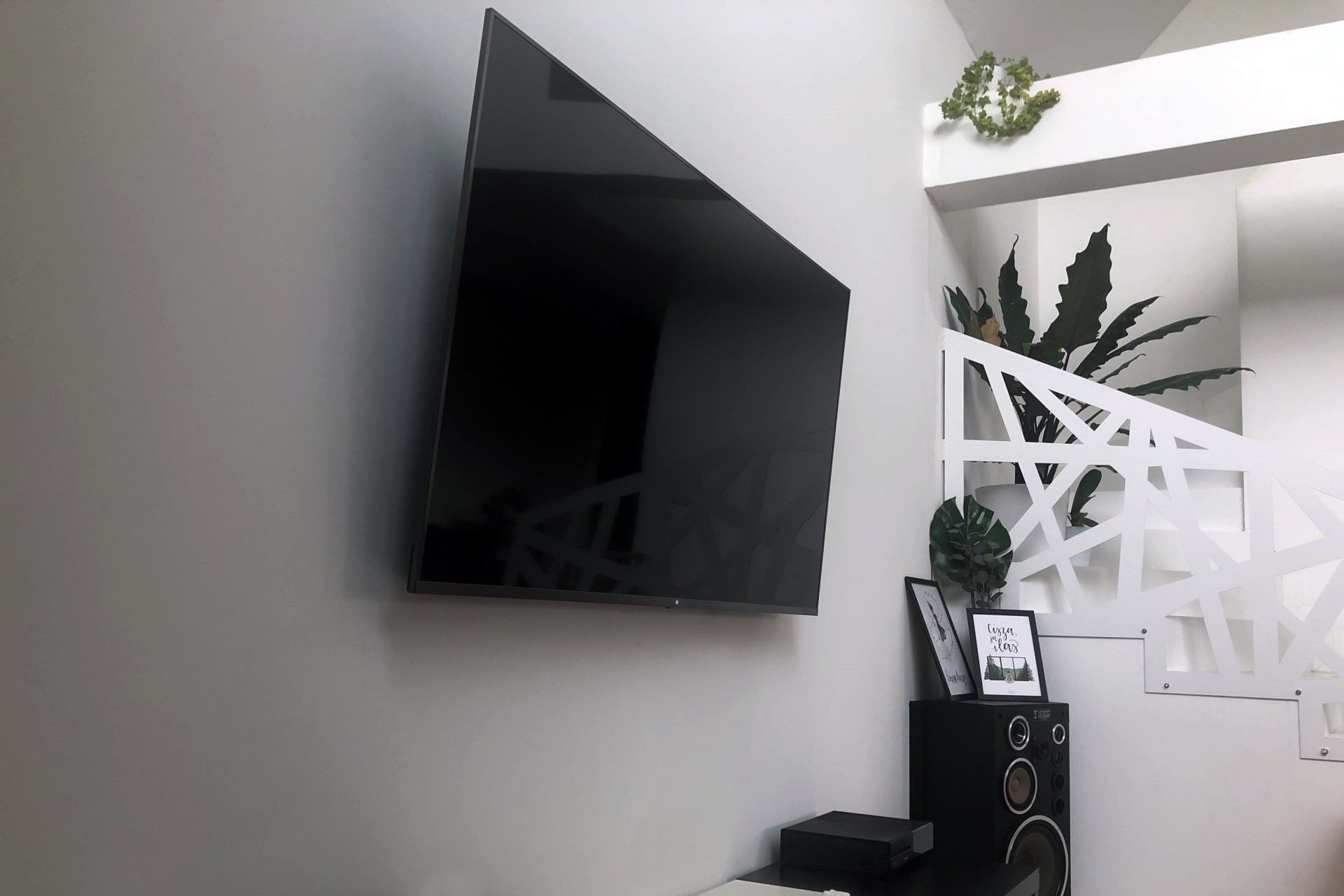 Xiaomi Mi TV 4S 65 - Wyłączony TV na ścianie