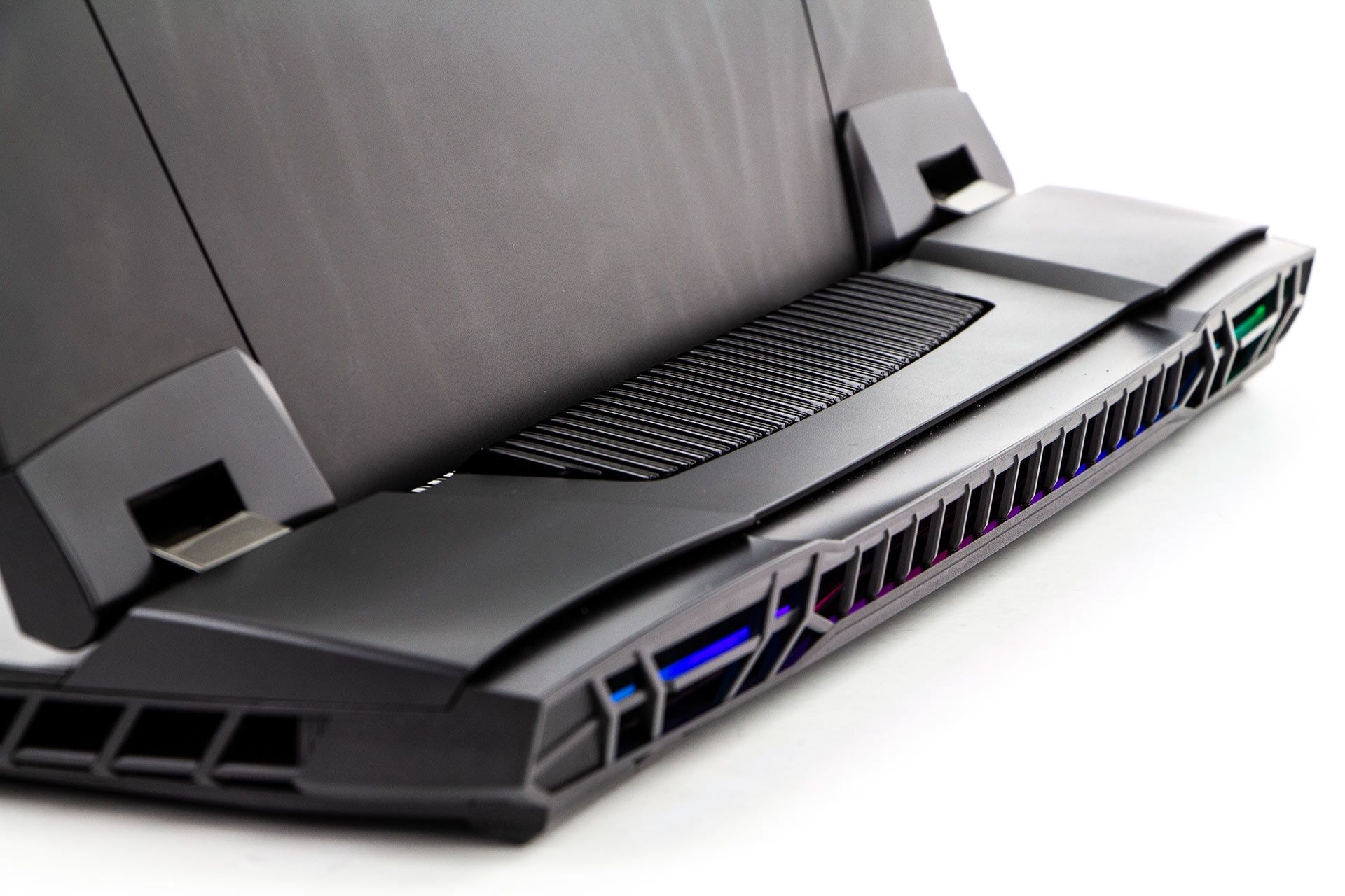 MSI Titan GT77 - wystające chłodzenie