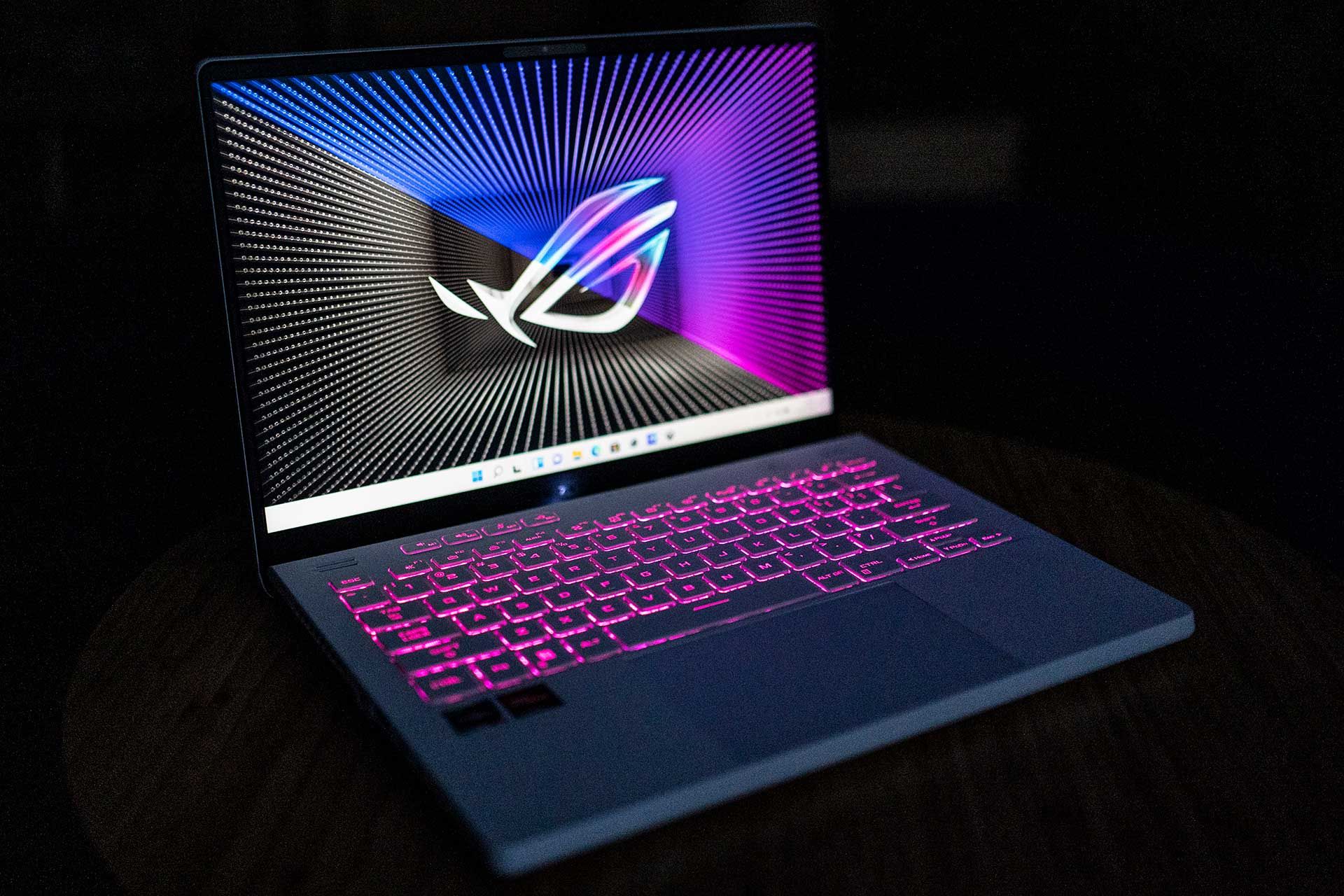 ASUS ROG Zephyrus G14 2022 - z profilu