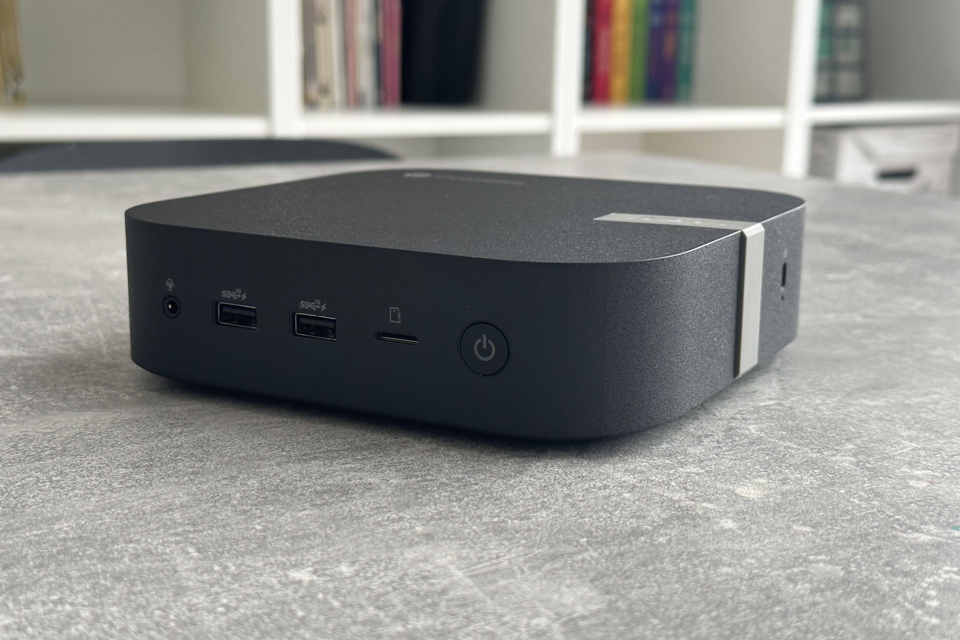 ASUS Chromebox 5 - złącza z przodu