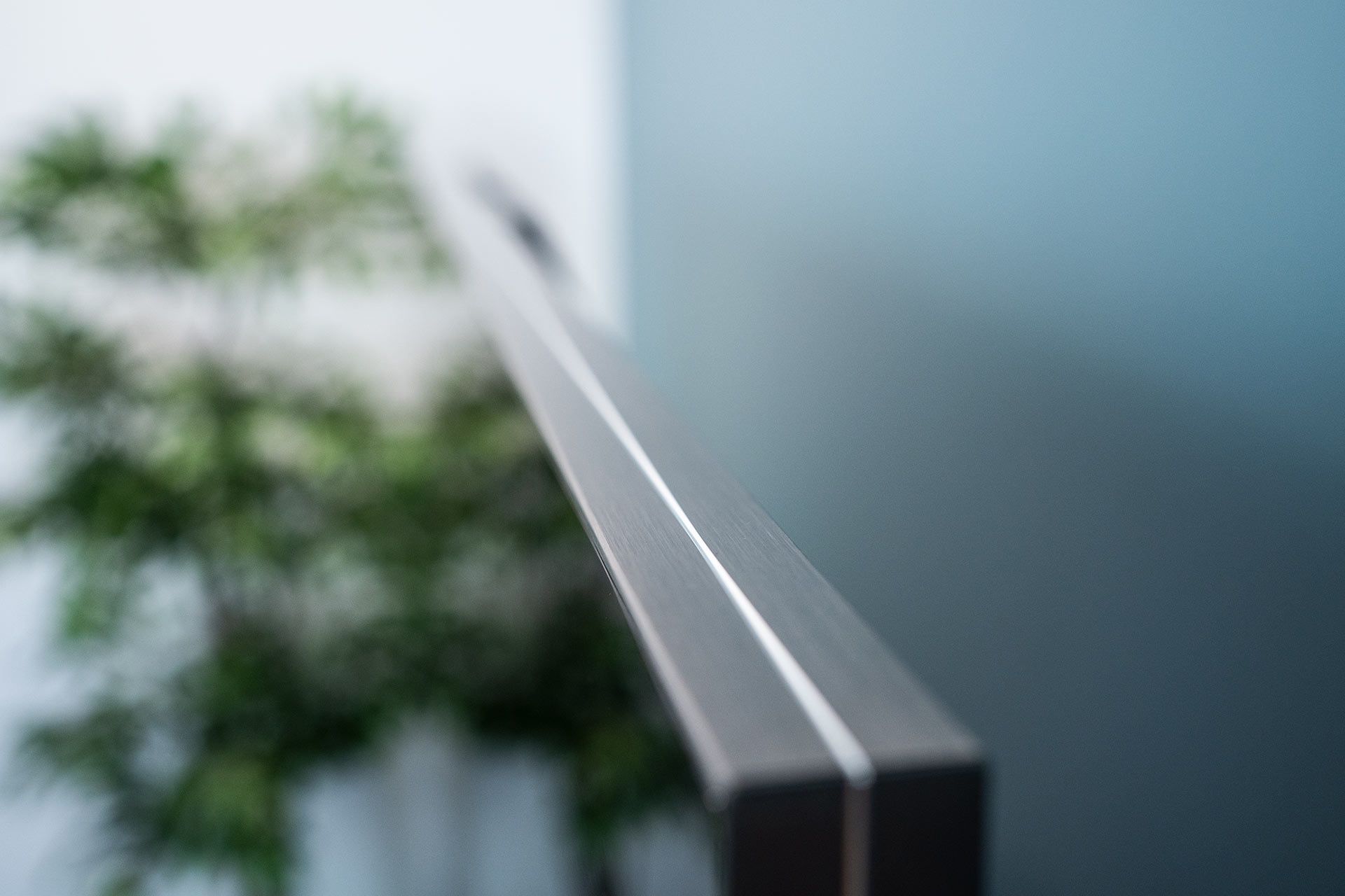 TCL 65C825 - ramka z aluminium