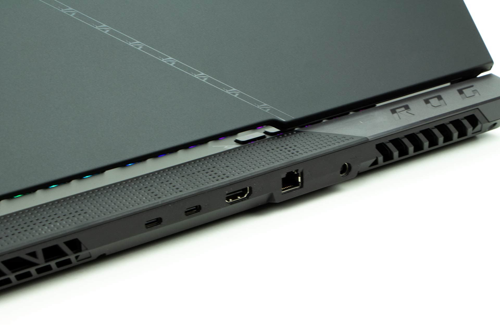 ASUS ROG Strix SCAR 17 G733P - złącza z tyłu