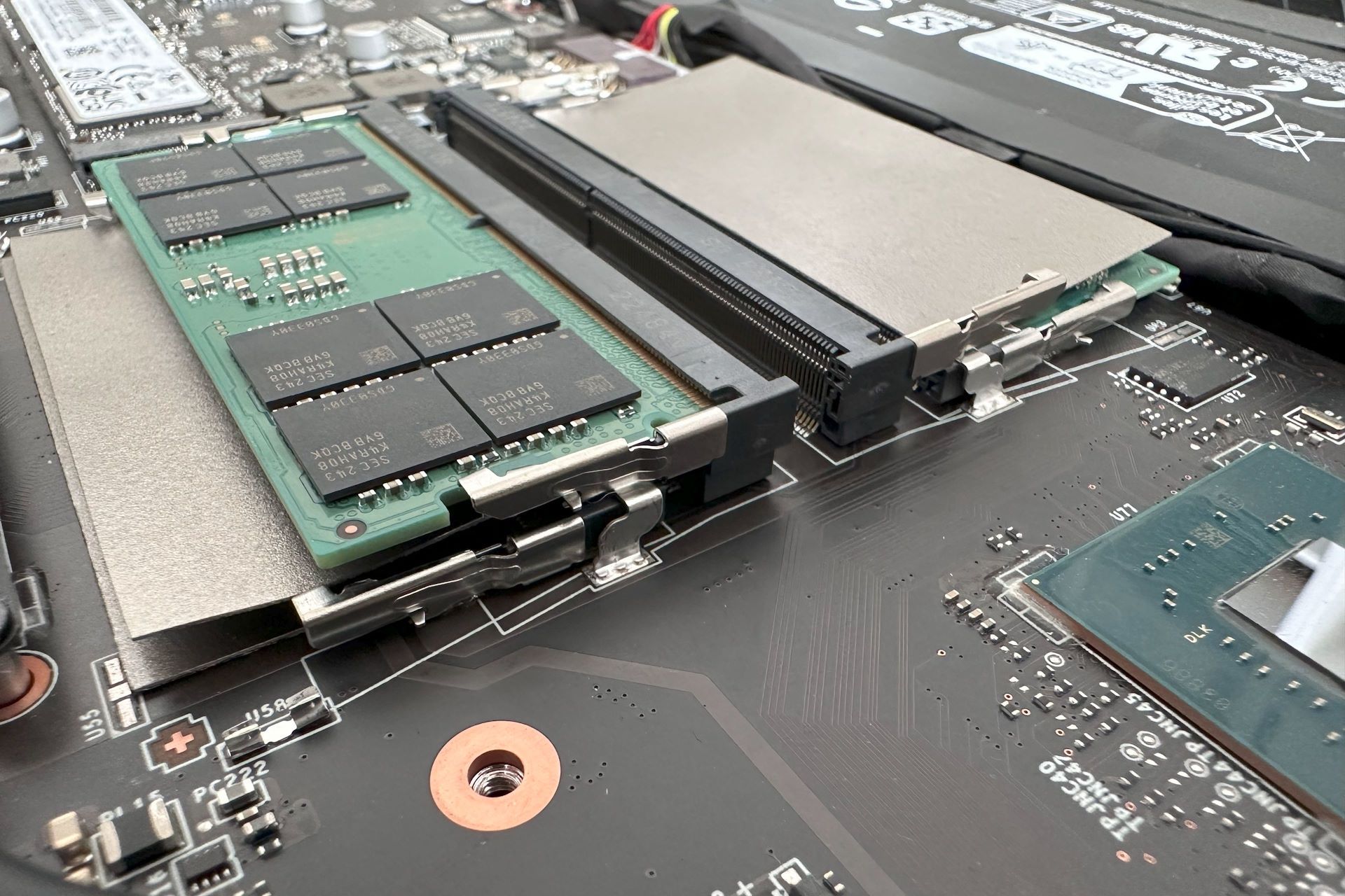 MSI Titan GT77 HX 13V - cztery sloty RAM