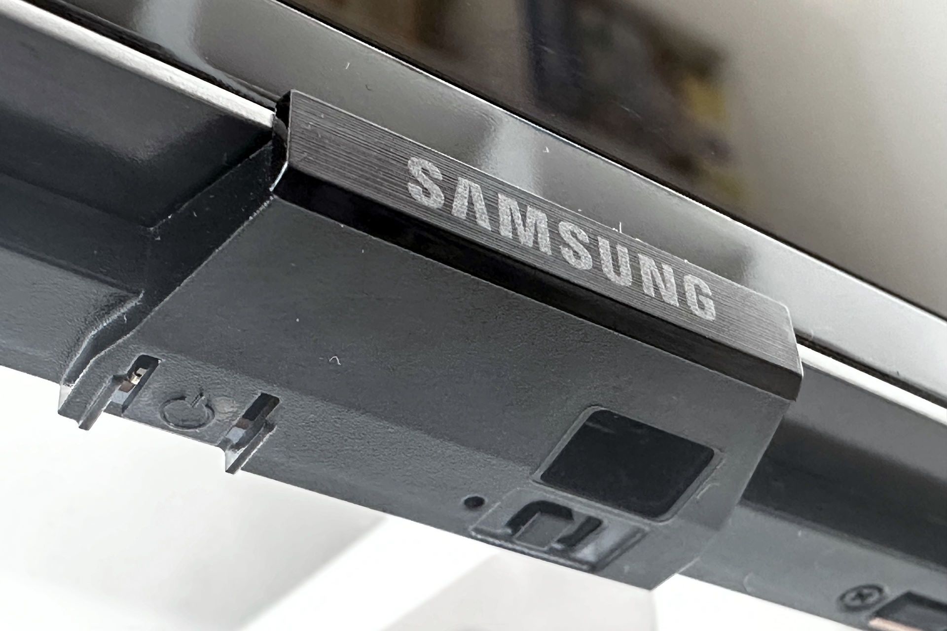 Samsung Excellence Line 8K QN900D - przycisk i przełącznik mikrofonu