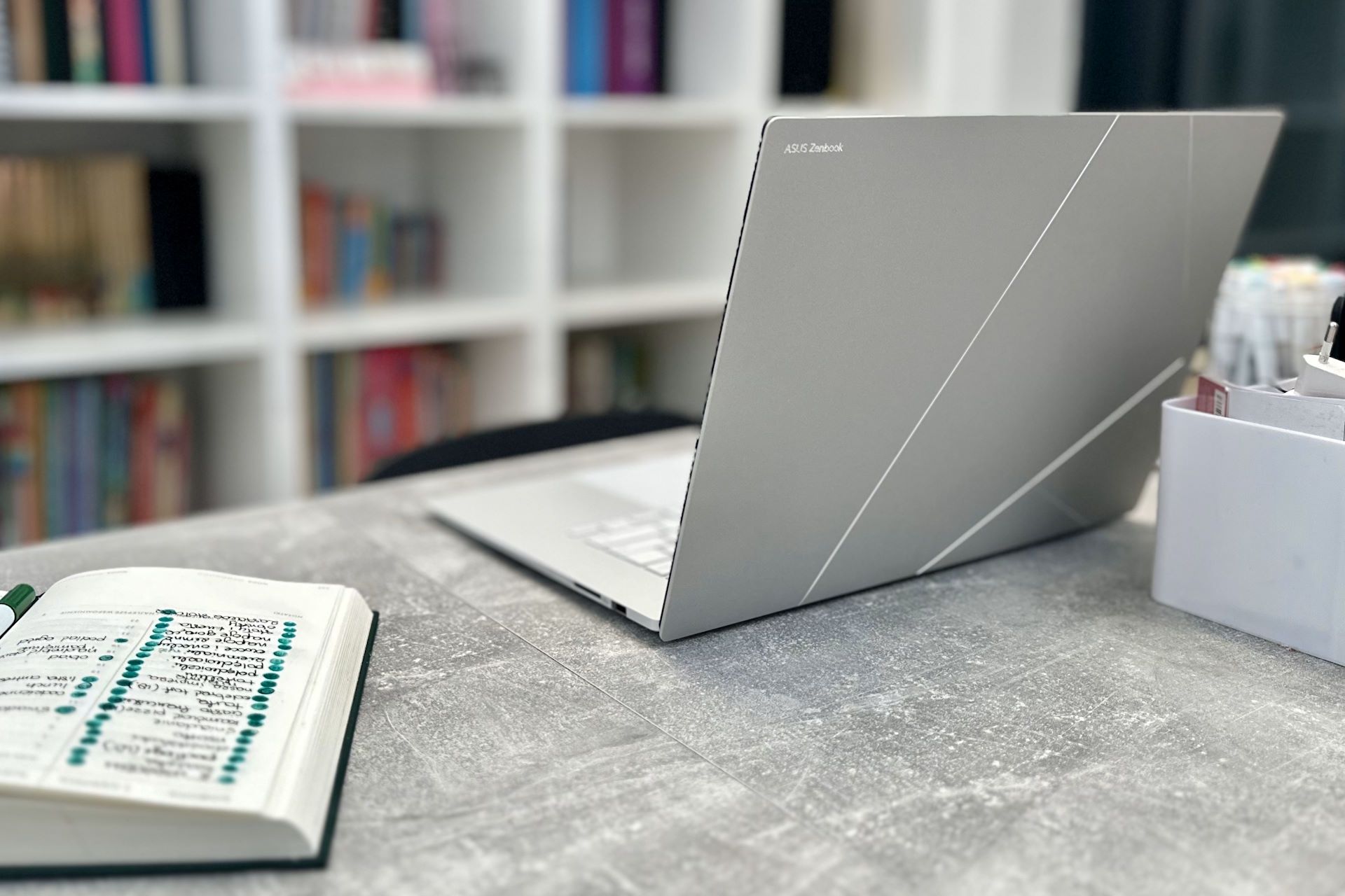 ASUS Zenbook S 16 UM5606 - z profilu od tyłu