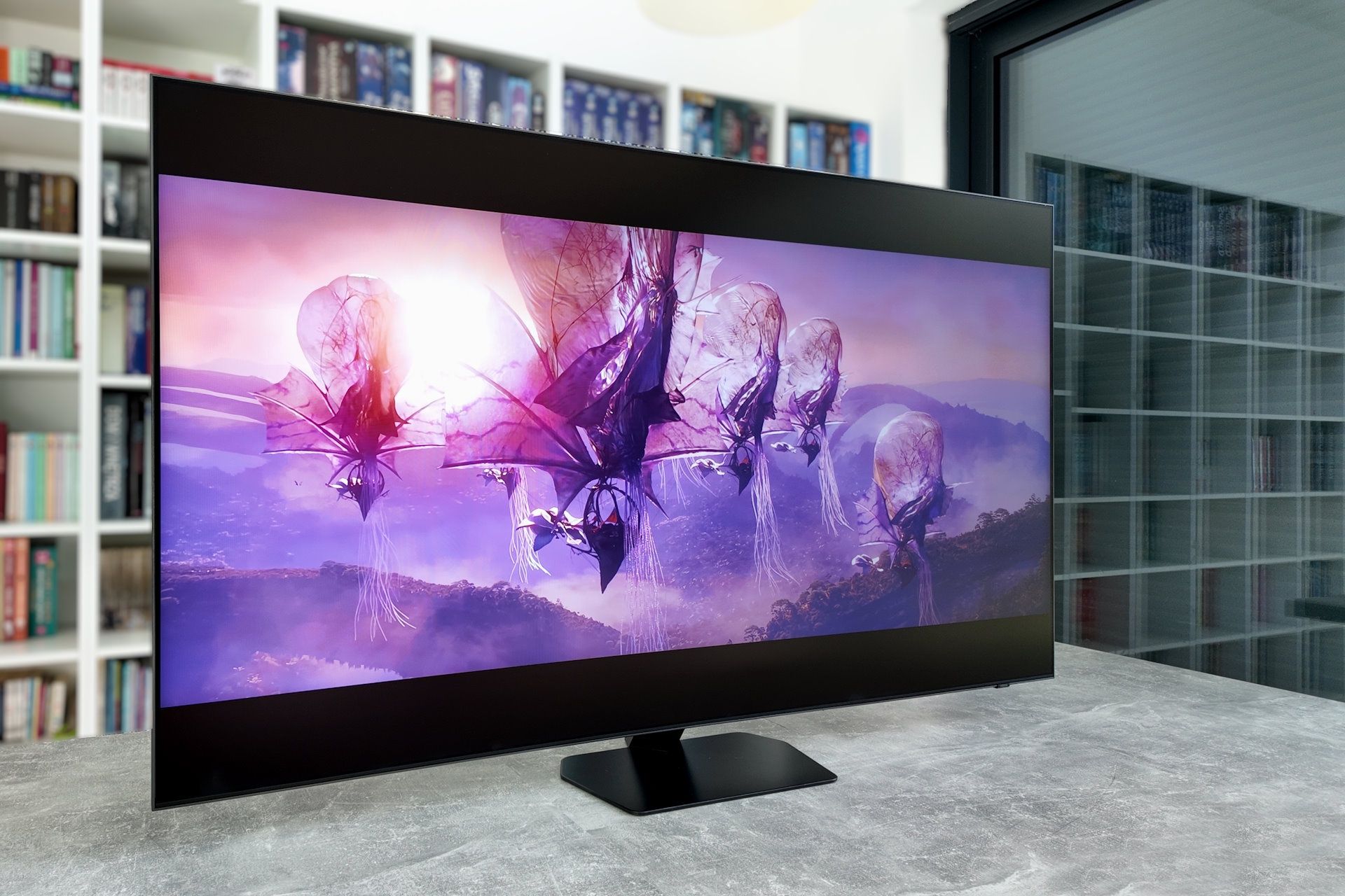 Samsung Neo QLED 65QN92F - z profilu 4