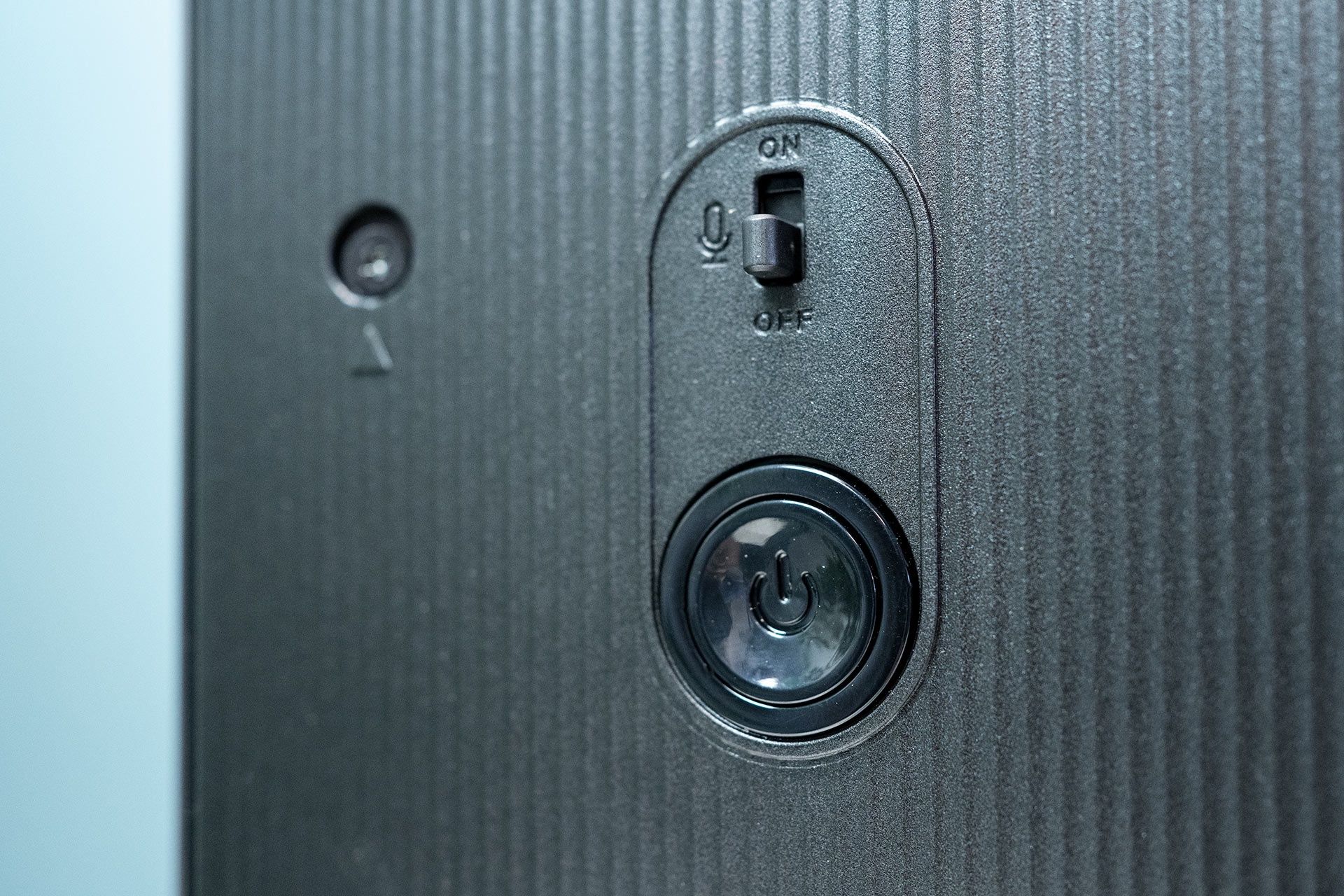 TCL 65C825 - sterowanie mikrofonem