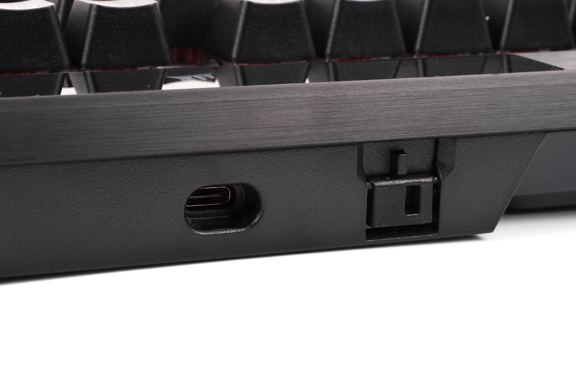 Corsair K70 RGB Pro - gniazdo kabla i przełącznik trybu turniejowego