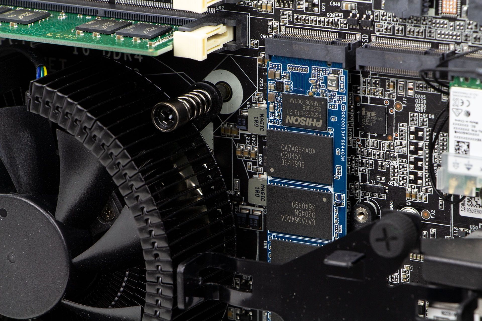 Zotac ZBOX Magnus One ECM73070C - złącza M.2