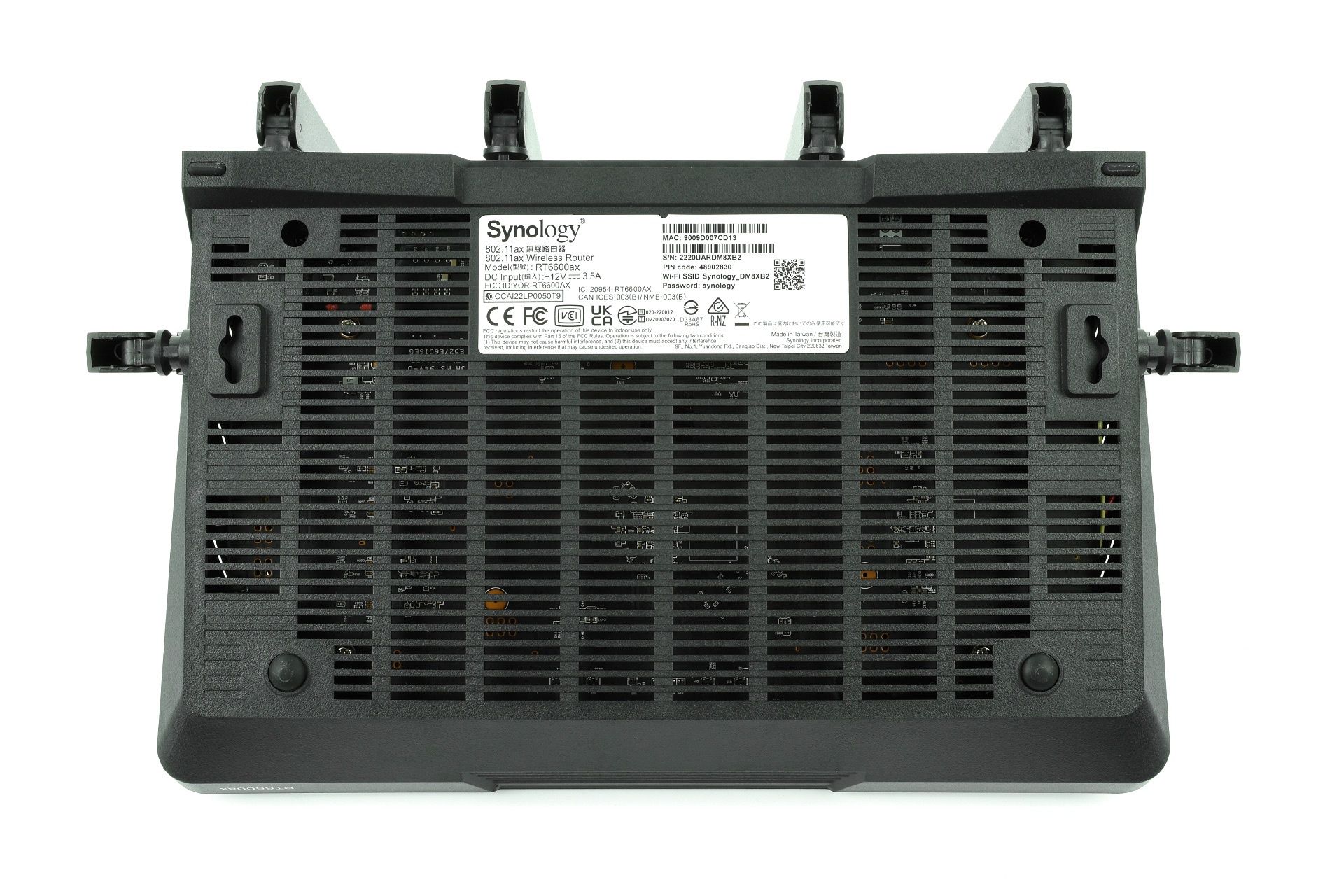 Synology RT6600ax - od spodu