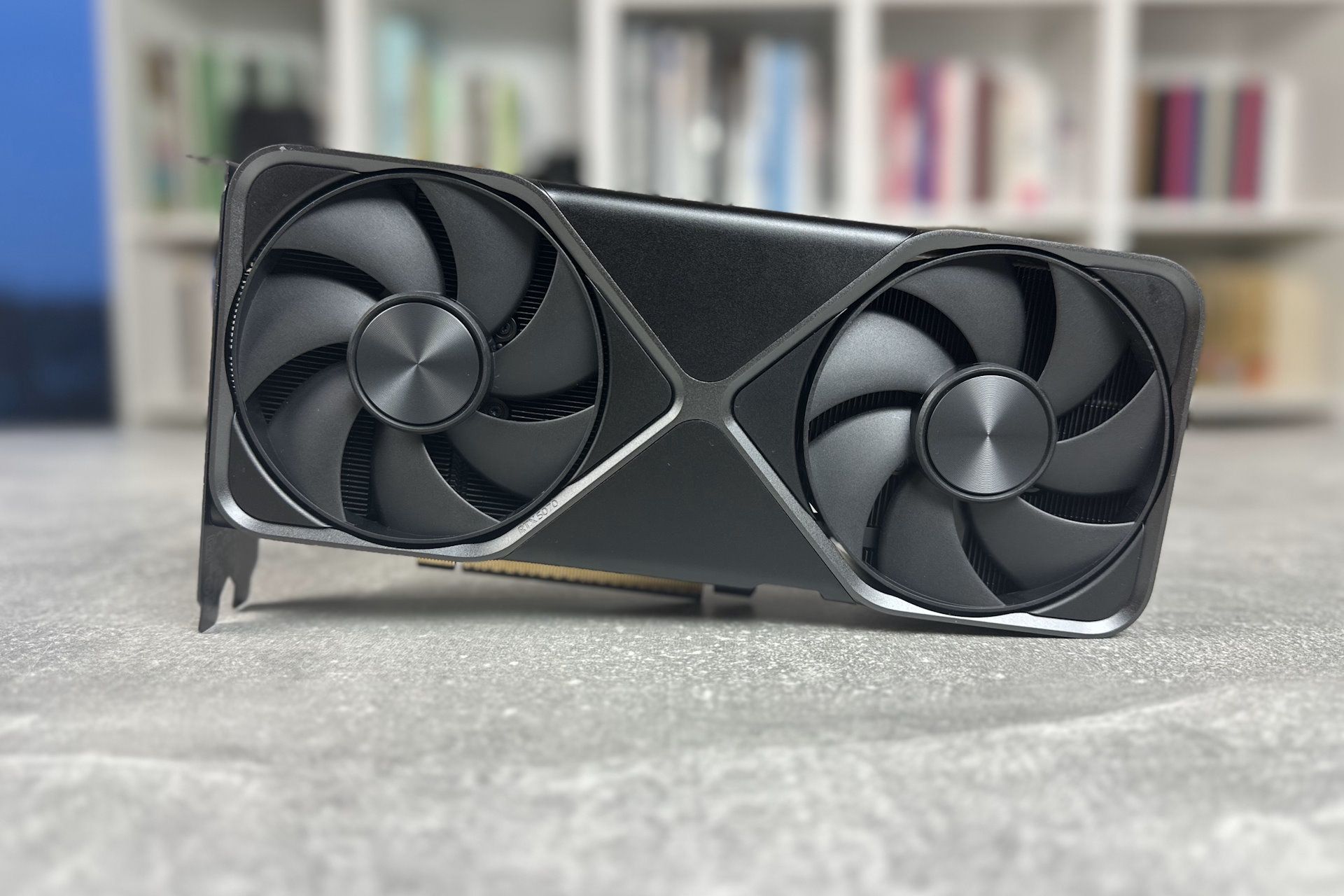 NVIDIA GeForce RTX 5070 Founders Edition - z boku