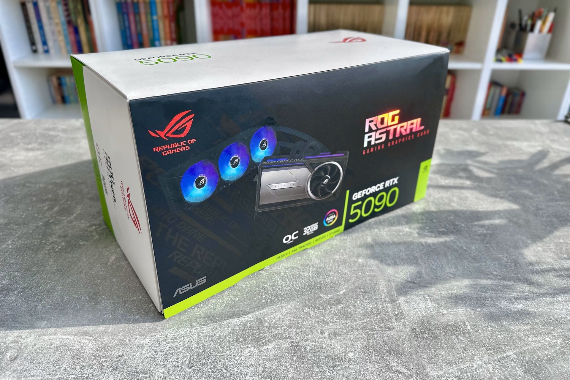 ASUS GeForce RTX 5090 ROG Astral LC - opakowanie