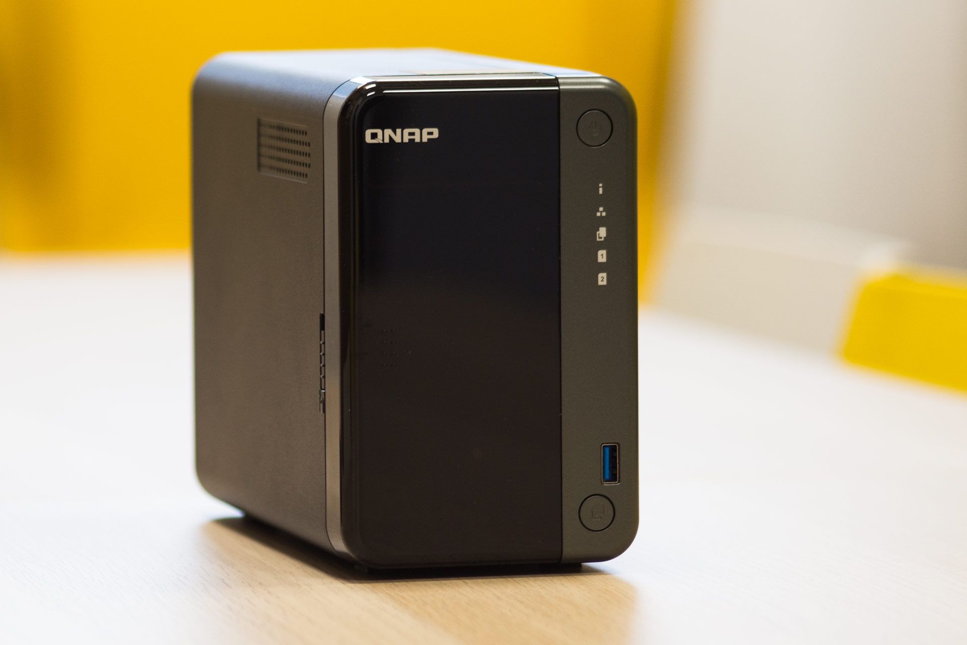 QNAP TS-253D - z profilu