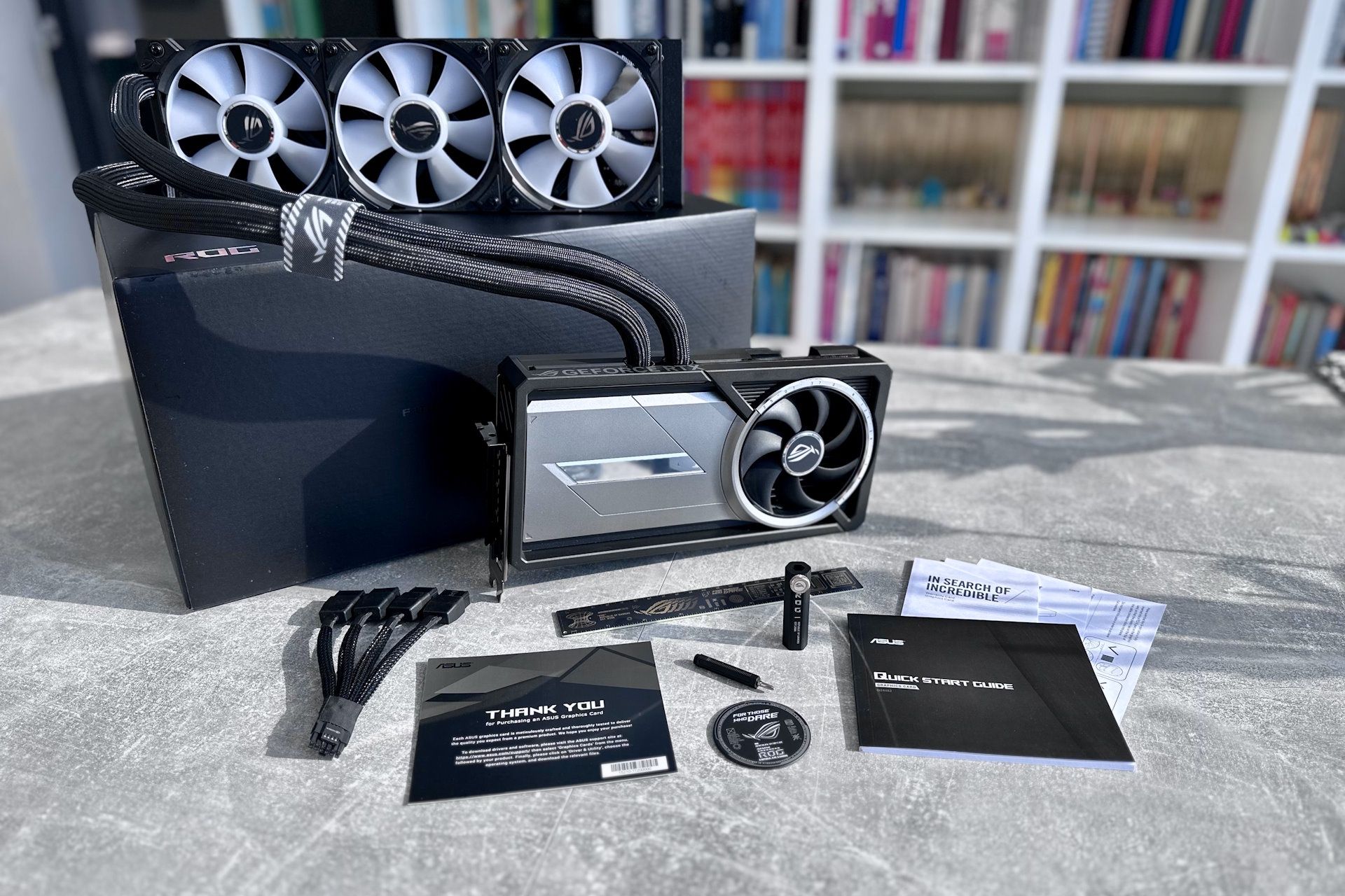ASUS GeForce RTX 5090 ROG Astral LC - zawartośc zestawu