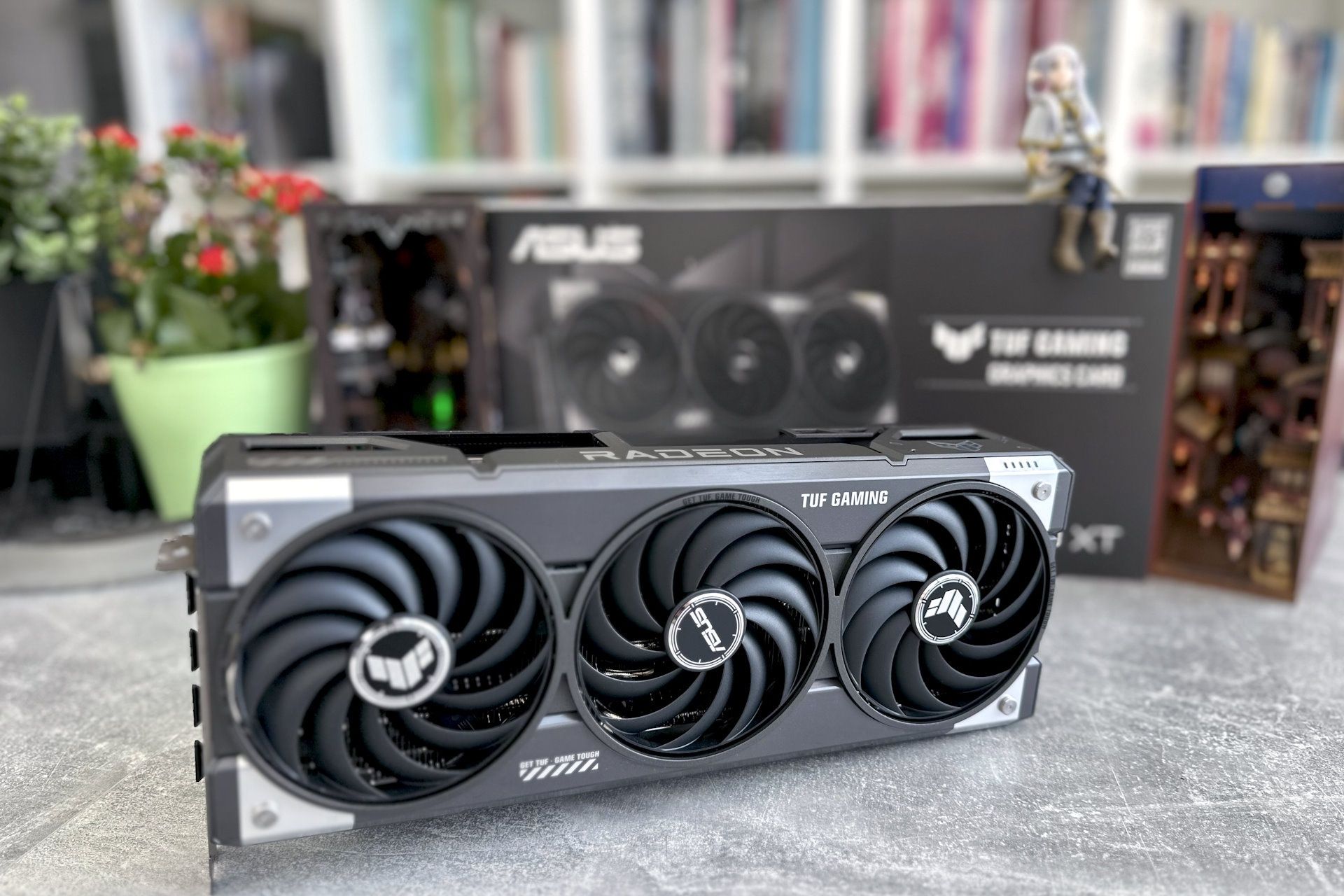 ASUS Radeon RX 9070 XT TUF Gaming OC - z profilu