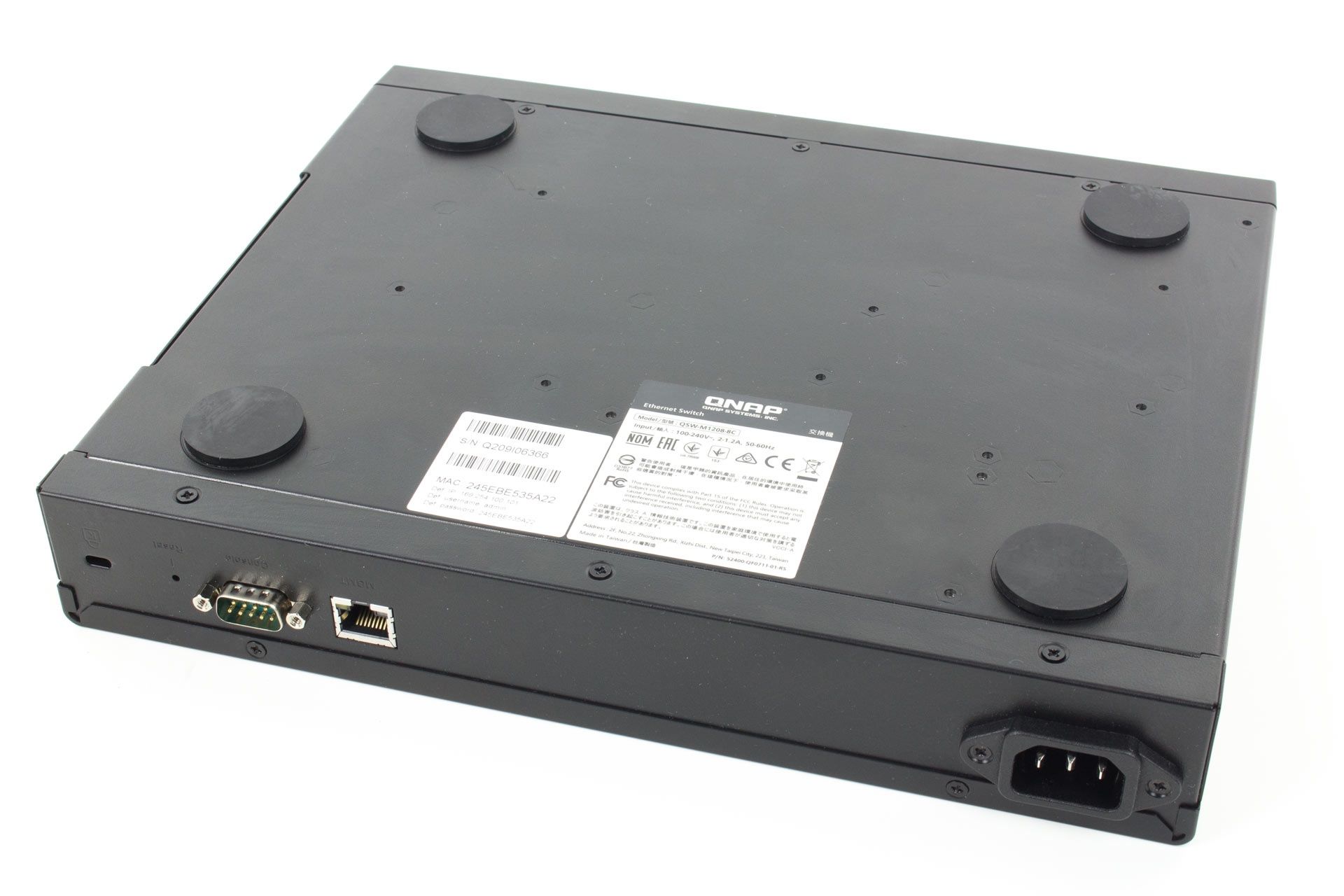 QNAP QSW-M1208-8C - od spodu