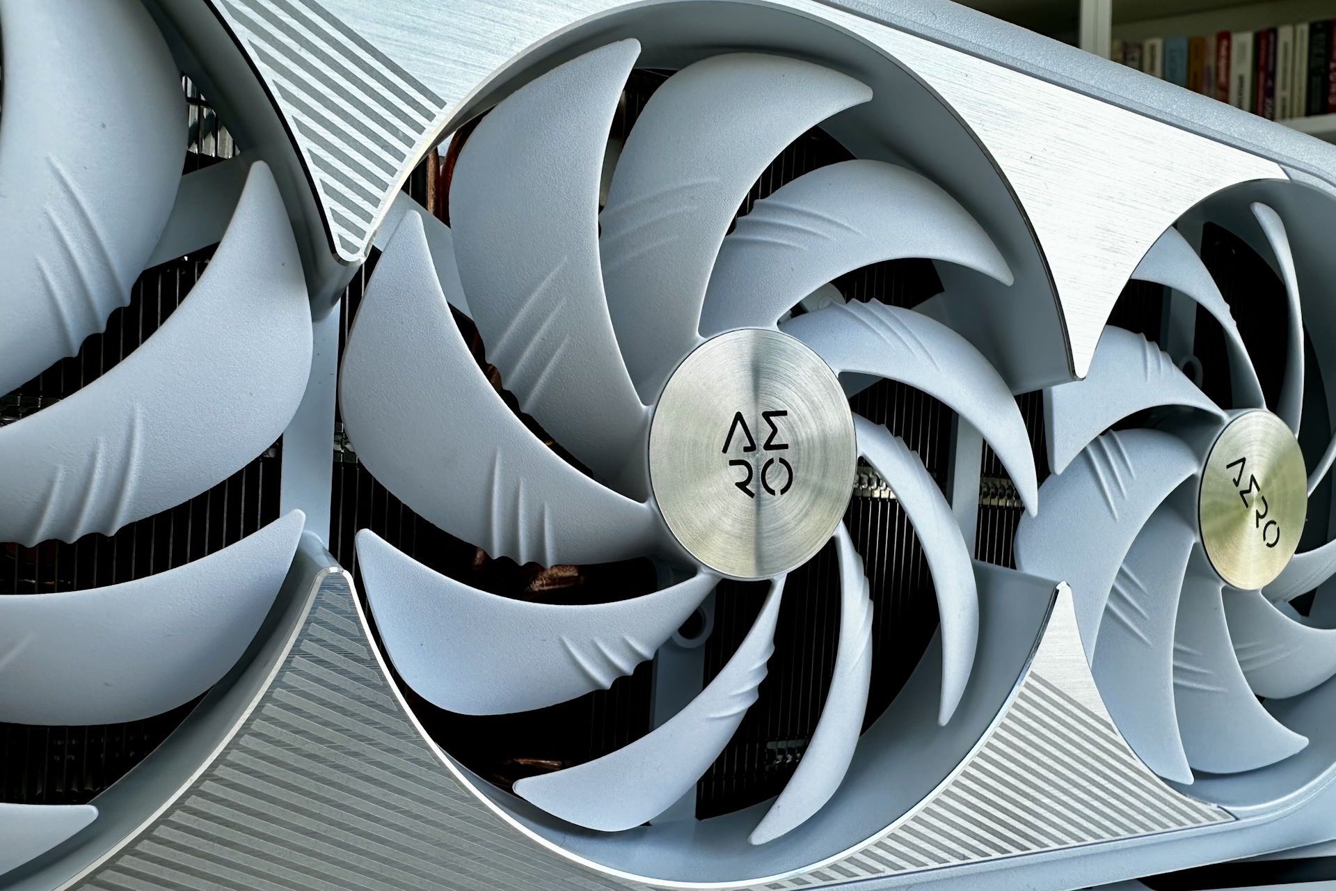 Gigabyte GeForce RTX 4080 Super AERO - wentylatory