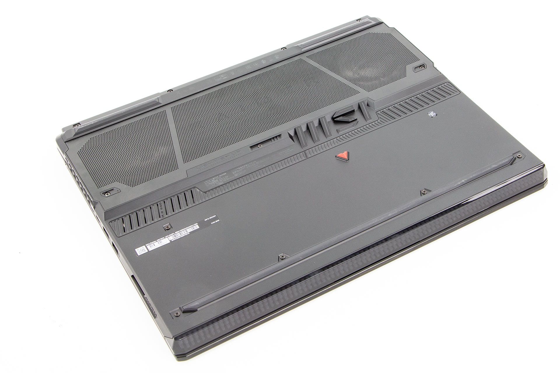 MSI Raider GE78 HX 13V - od spodu