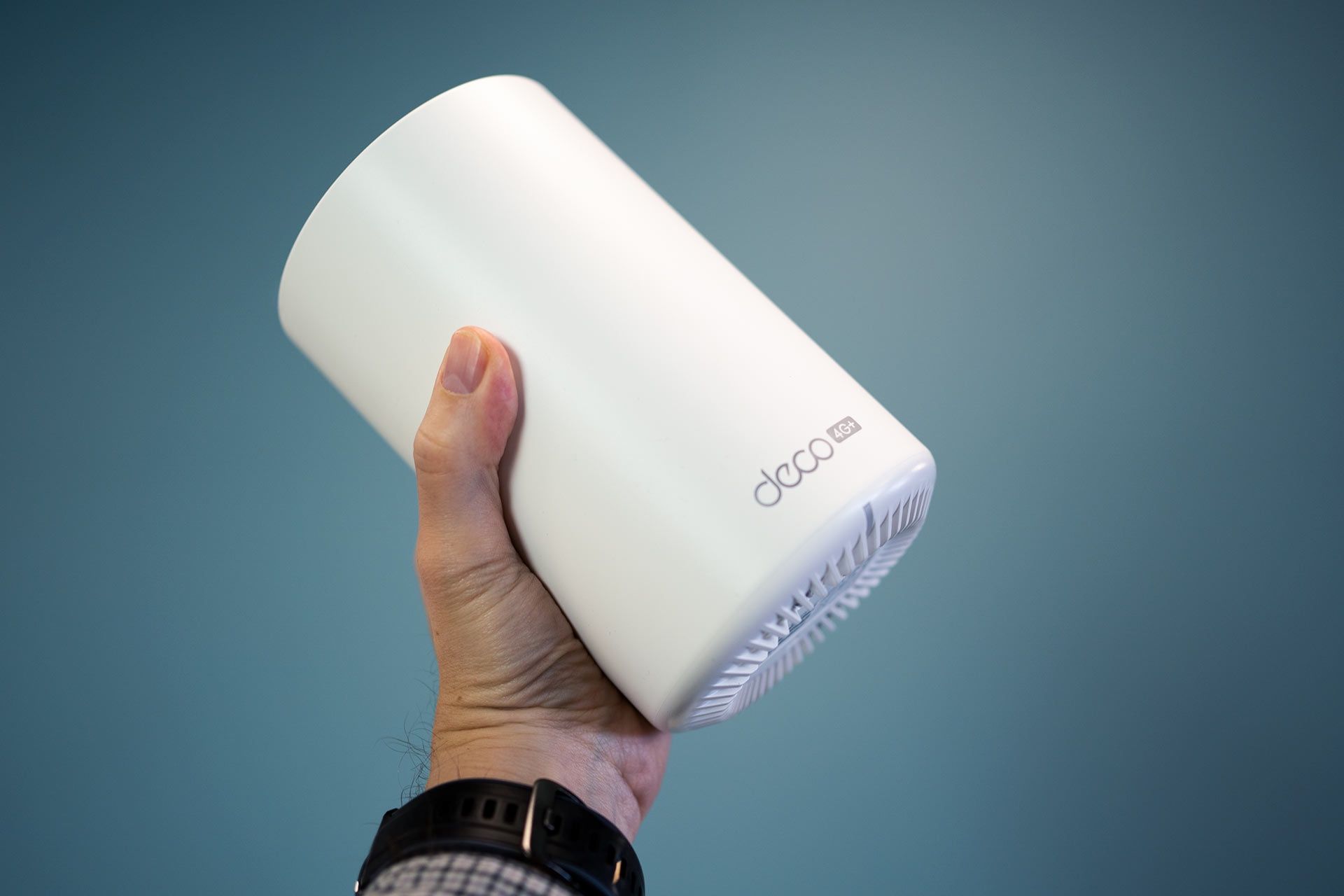 TP-Link Deco X20 - w dłoni