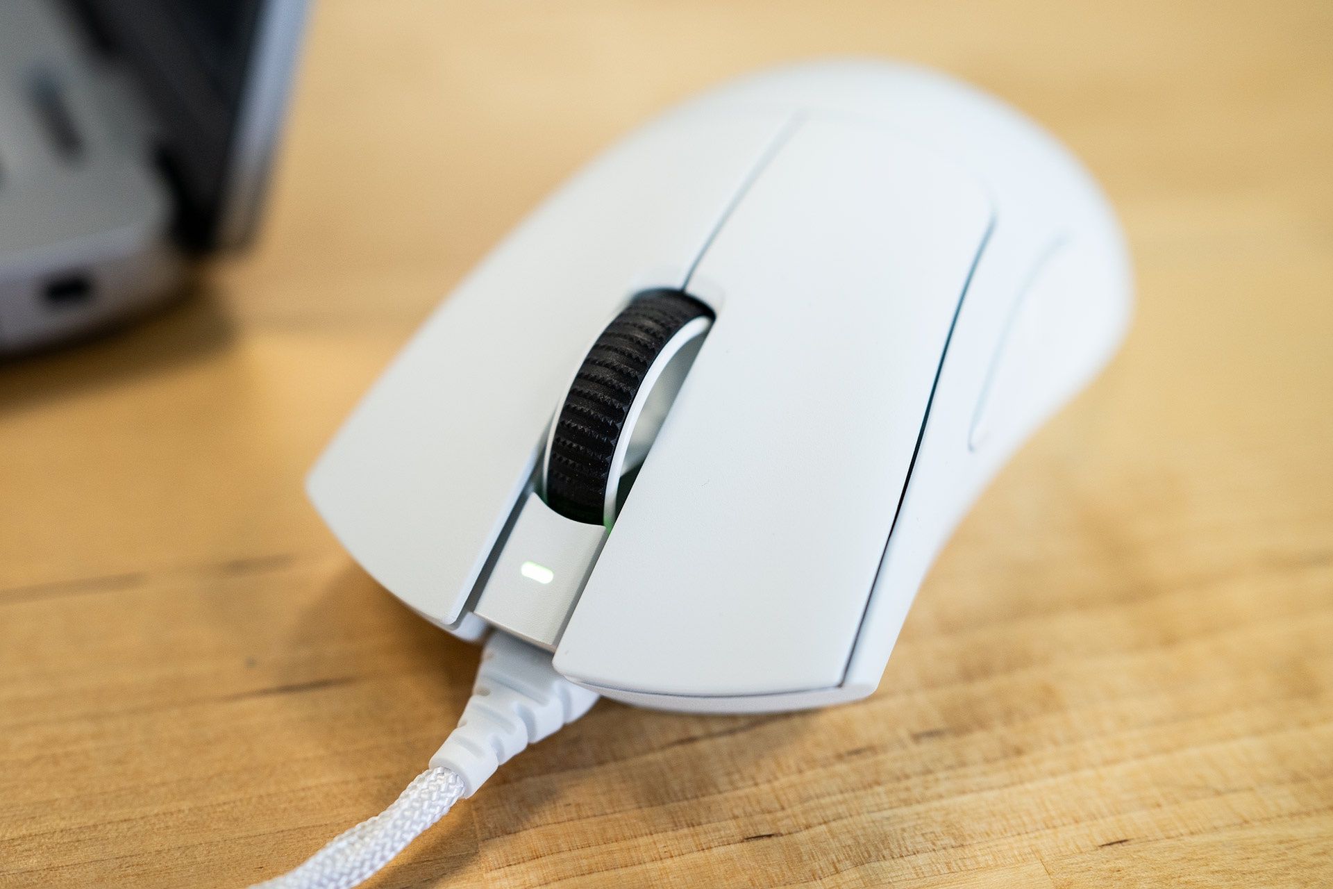 Razer DeathAdder V3 Pro - przód myszki i dioda sygnalizacyjna