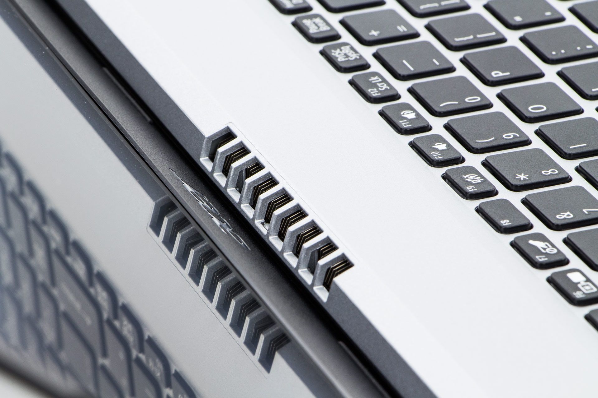 Acer Aspire 5 A517-52-52QW - kratka wentylacyjna pod ekranem