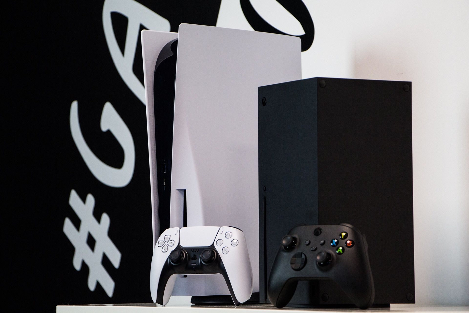 Xbox Series X oraz PlayStation 5 obok siebie