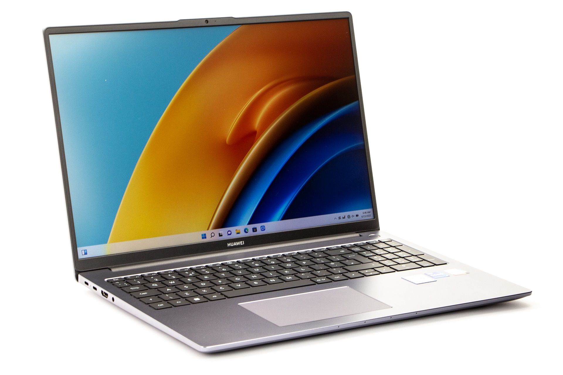 Huawei MateBook D 16 - z profilu