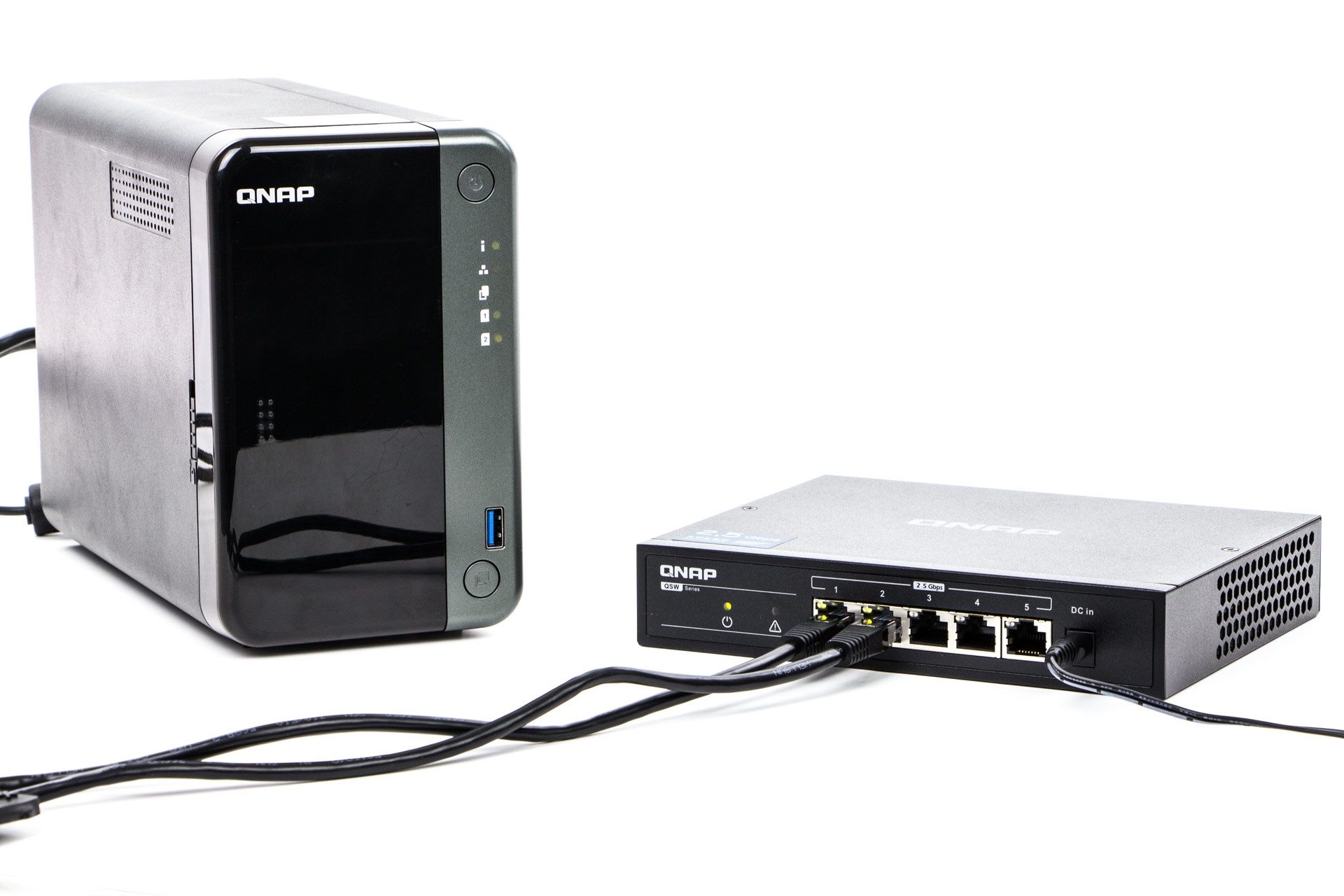 QNAP QSW-1105-5T razem z QNAP TS-253D