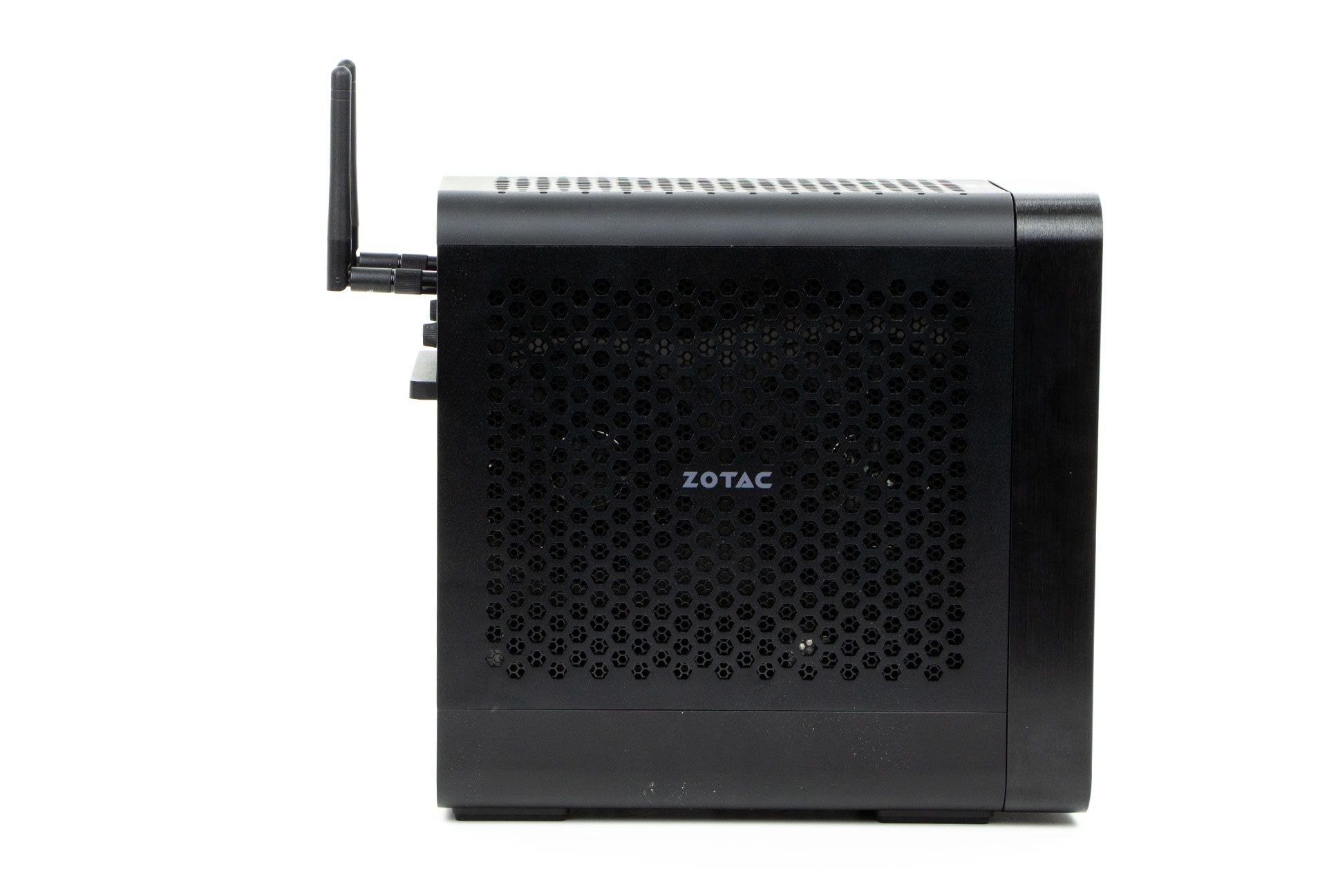 Zotac ZBOX Magnus One ECM73070C - z boku