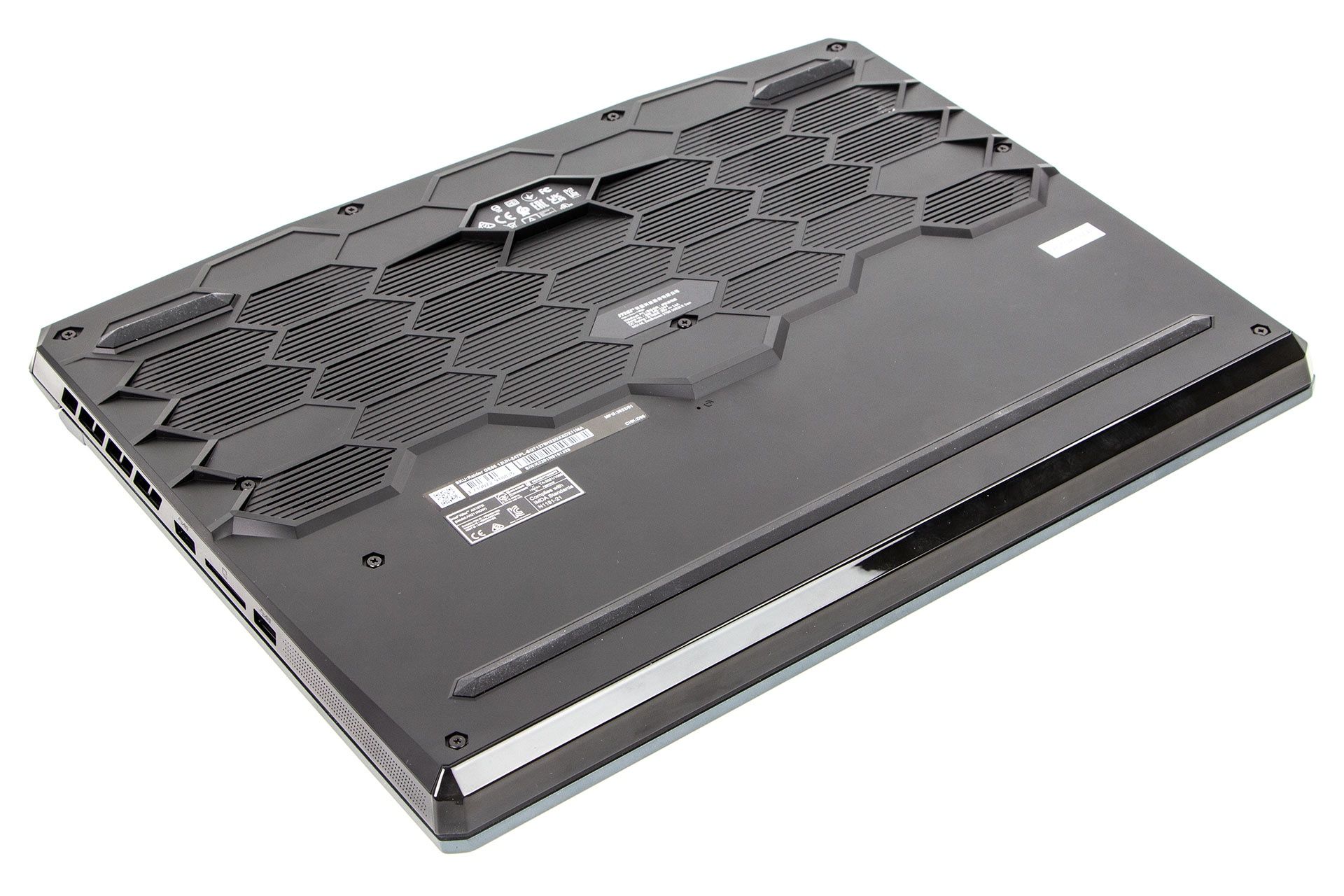MSI Raider GE66-12UH - spód