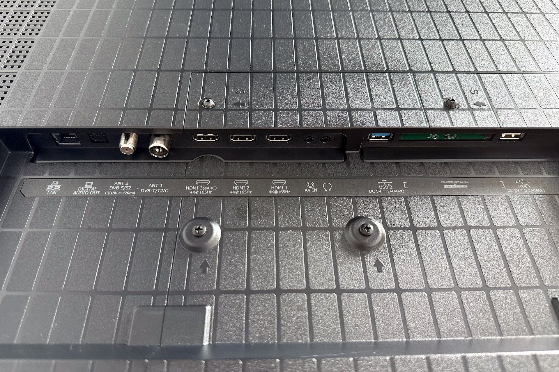 Hisense MiniLED U8Q - złącza