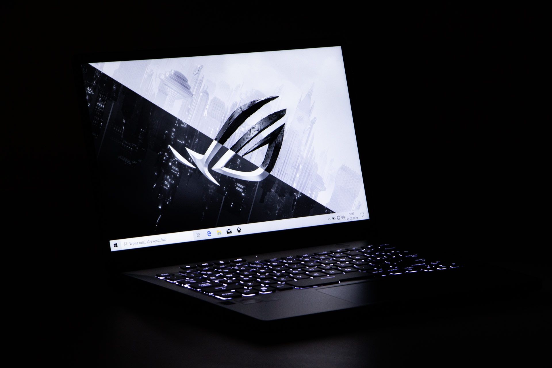 ASUS ROG Zephyrus G14 GA401IV - podświetlana klawiatura