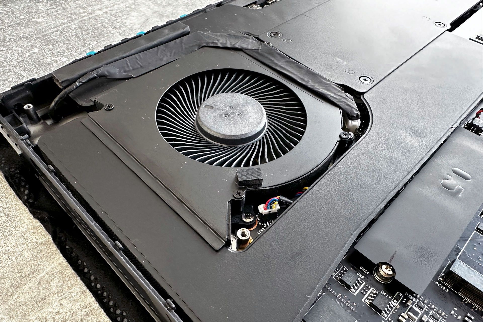 MSI Titan 18 HX A14V - chłodzenie