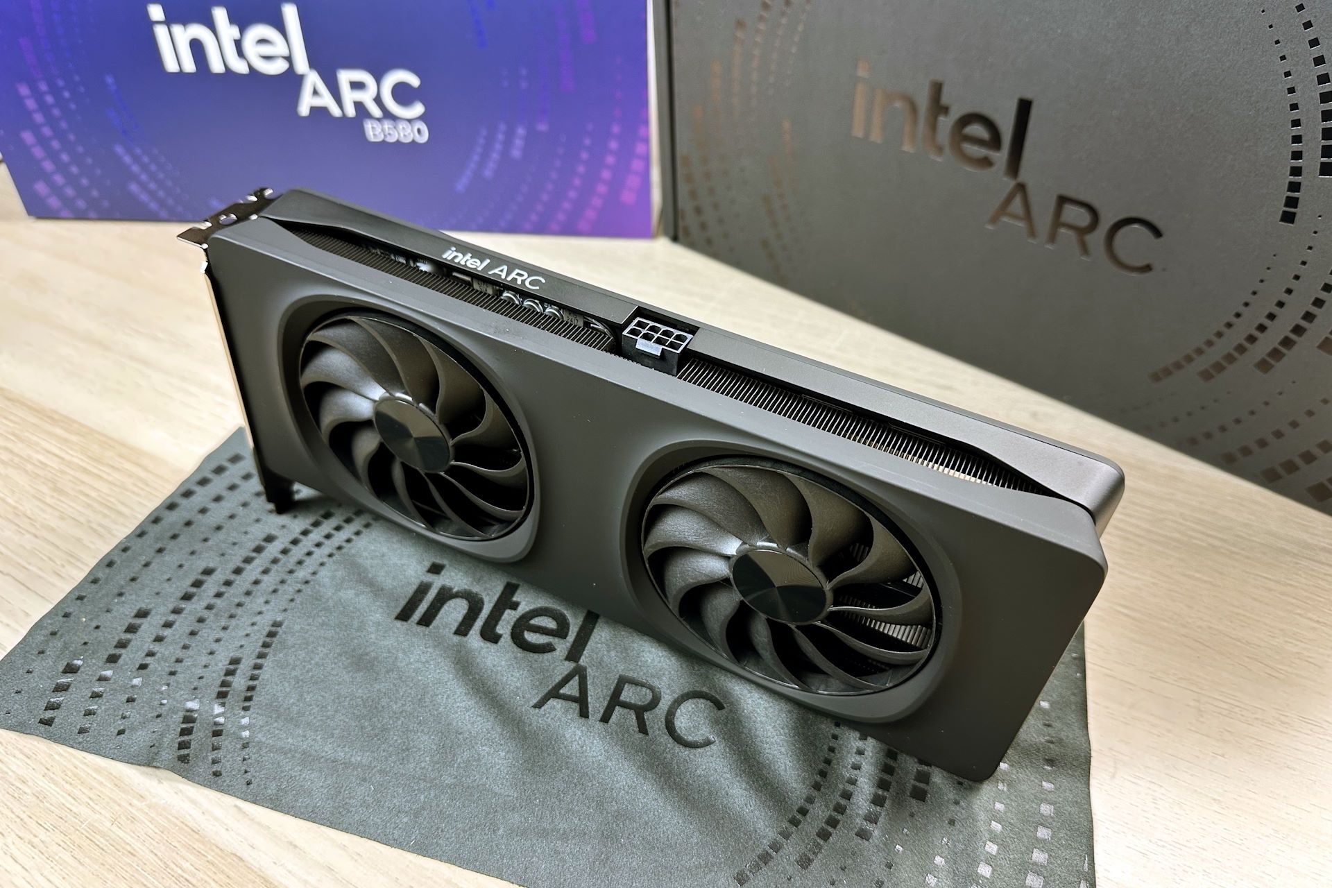 Intel ARC B580 Limited Edition - karta na szmatce