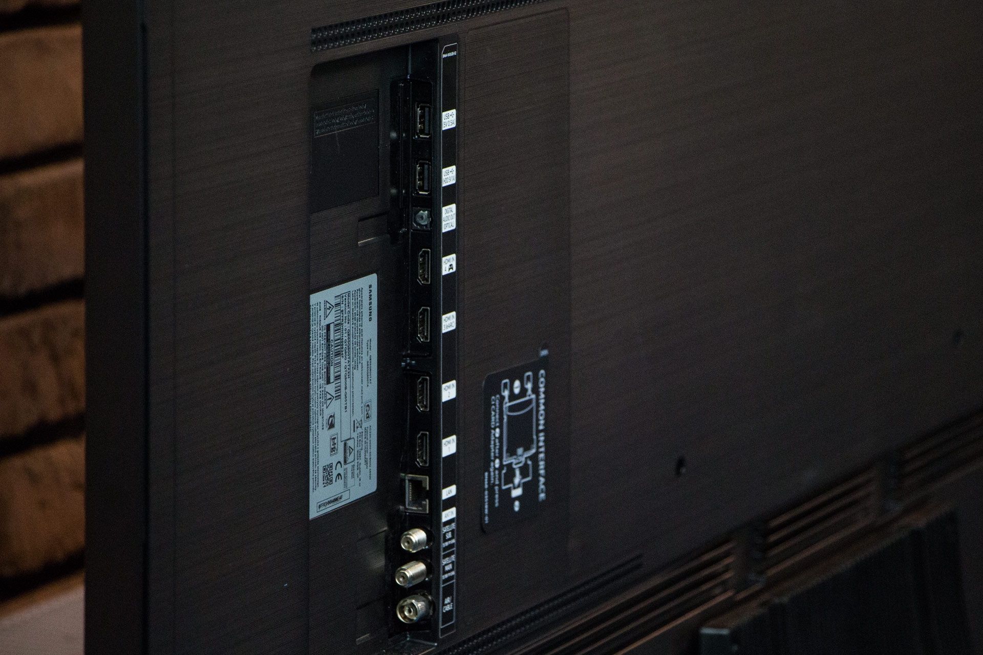 Samsung Q800T - złącza i porty