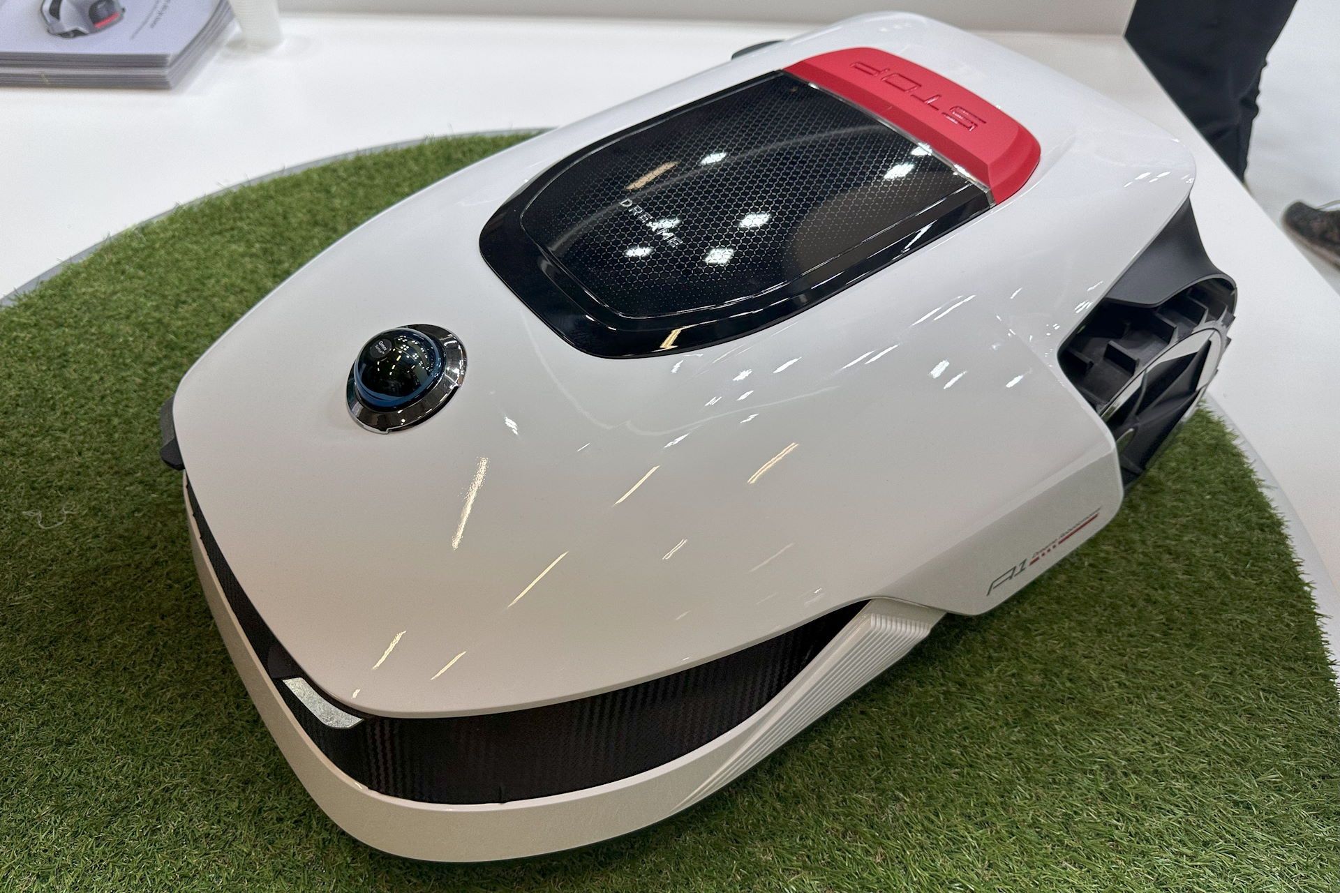 Dreame A1 - front