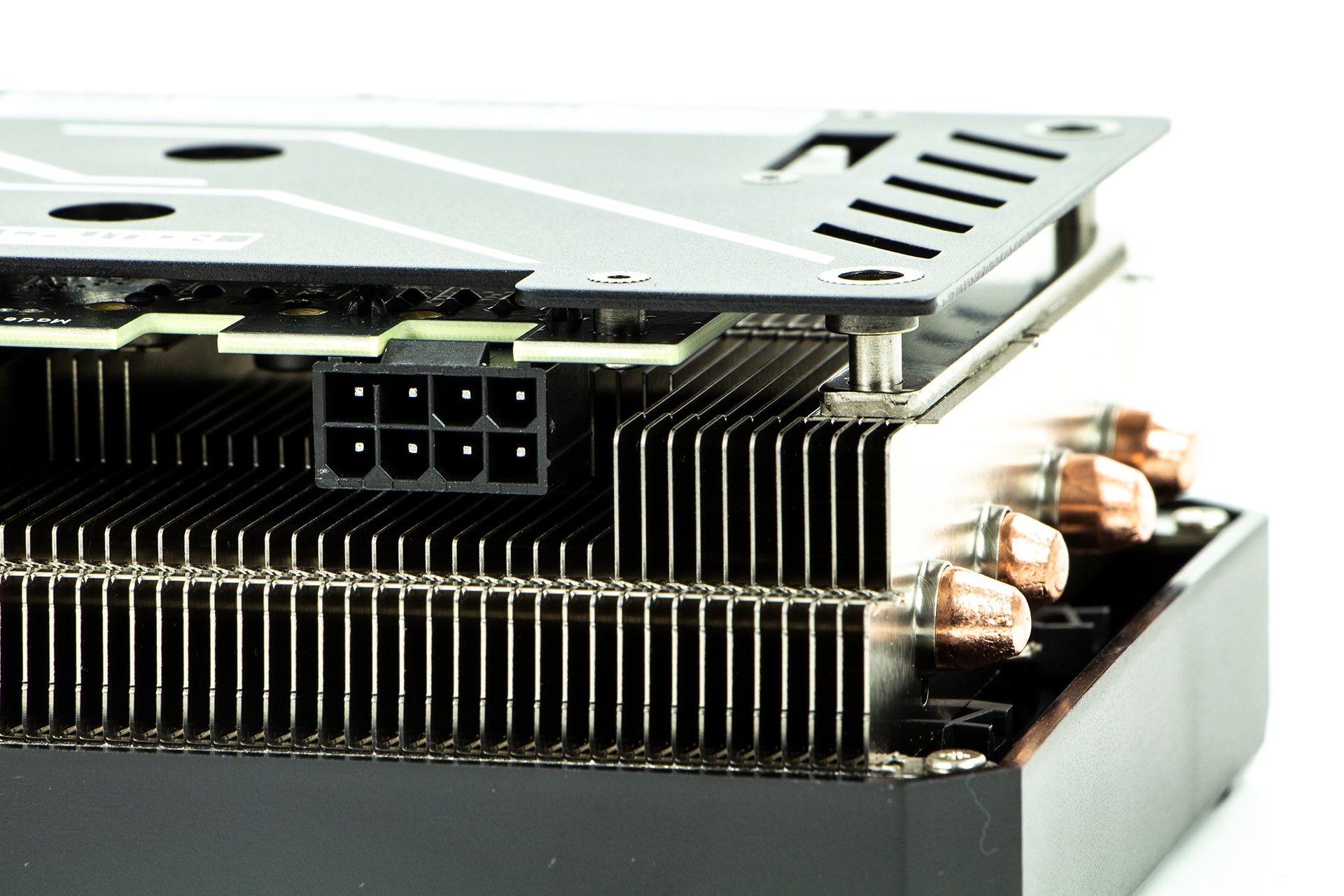 KFA2 GeForce RTX 3060 Ti 8 GB GDDR6X - złacze zasilania 8-pinZastosowane przez KFA2 chłodzenie wykorzystuje łącznie cztery ciepłowody, z czego zasadniczo dwa są znacznie dłuższe i obejmują cały radiator jednocześnie (pozostałe dwa odprowadzają ciepło tylko na tył karty). Nie uświadczymy tu komory parowej, ale miedziana płytka kontaktowa odbiera ciepło nie tylko z GPU i pamięci, ale również z sekcji zasilania (przez dosyć pokaźne termopady).