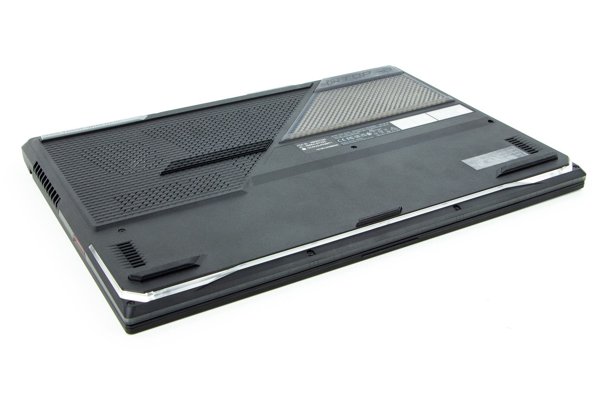 ASUS ROG STRIX SCAR 17 SE - od spodu