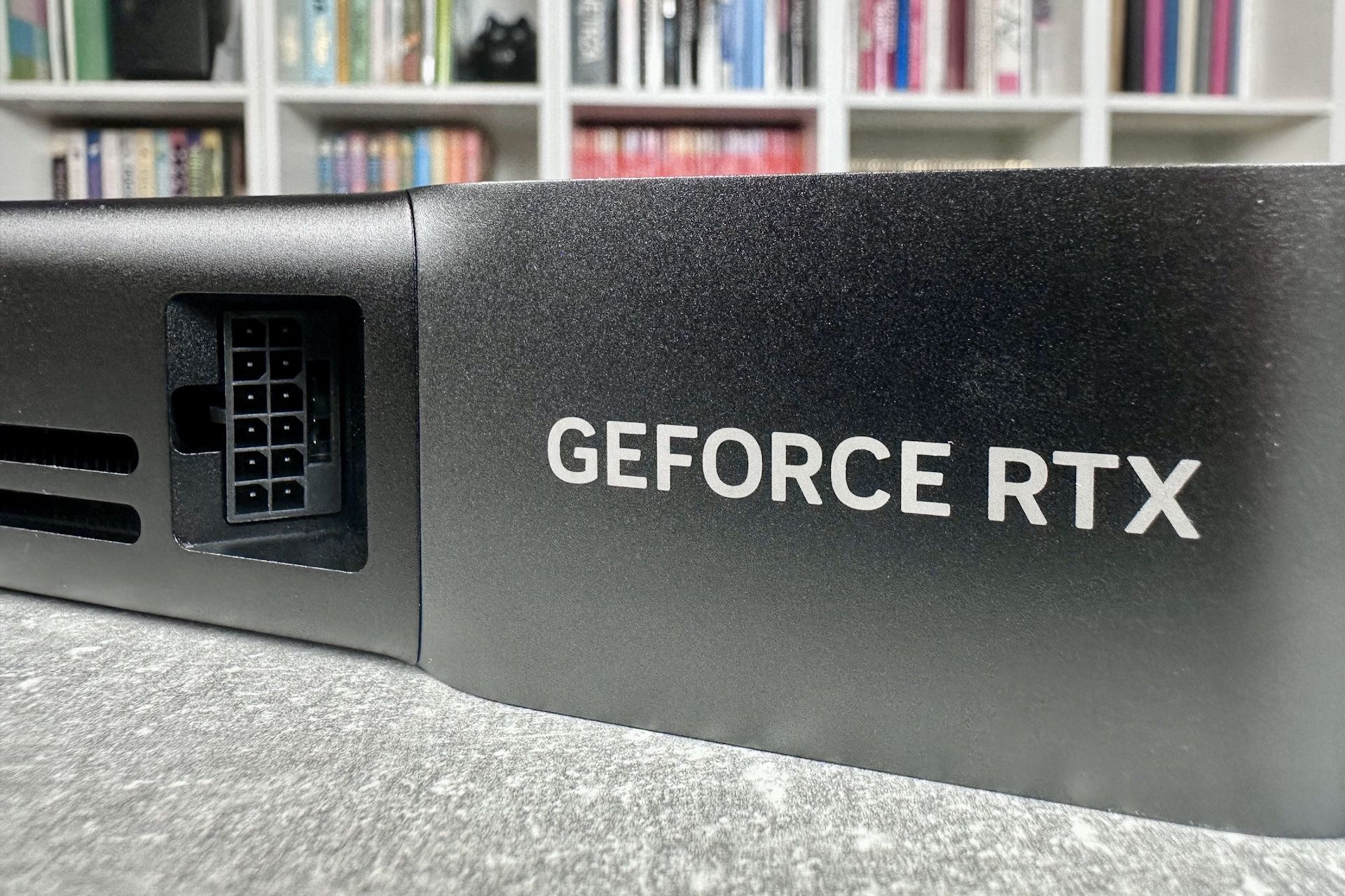 NVIDIA GeForce RTX 5070 Founders Edition - złacze zasilania