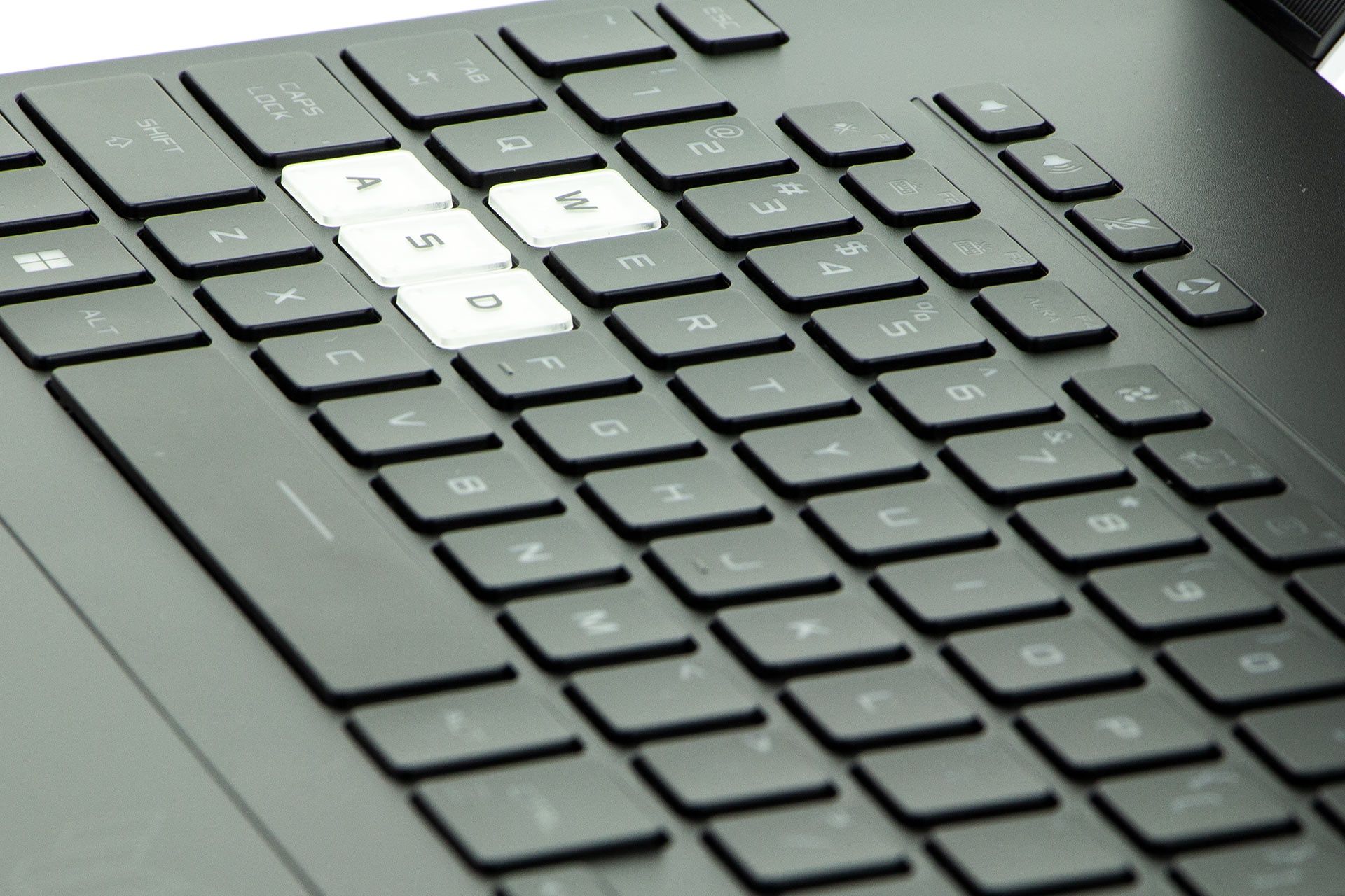 /uploads/backend_img/c/recenzje/2022_08/12296_laptopy_gaming_asus_bts/tufdashf15/ASUS-TUF-Dash-F15_01b.jpg
